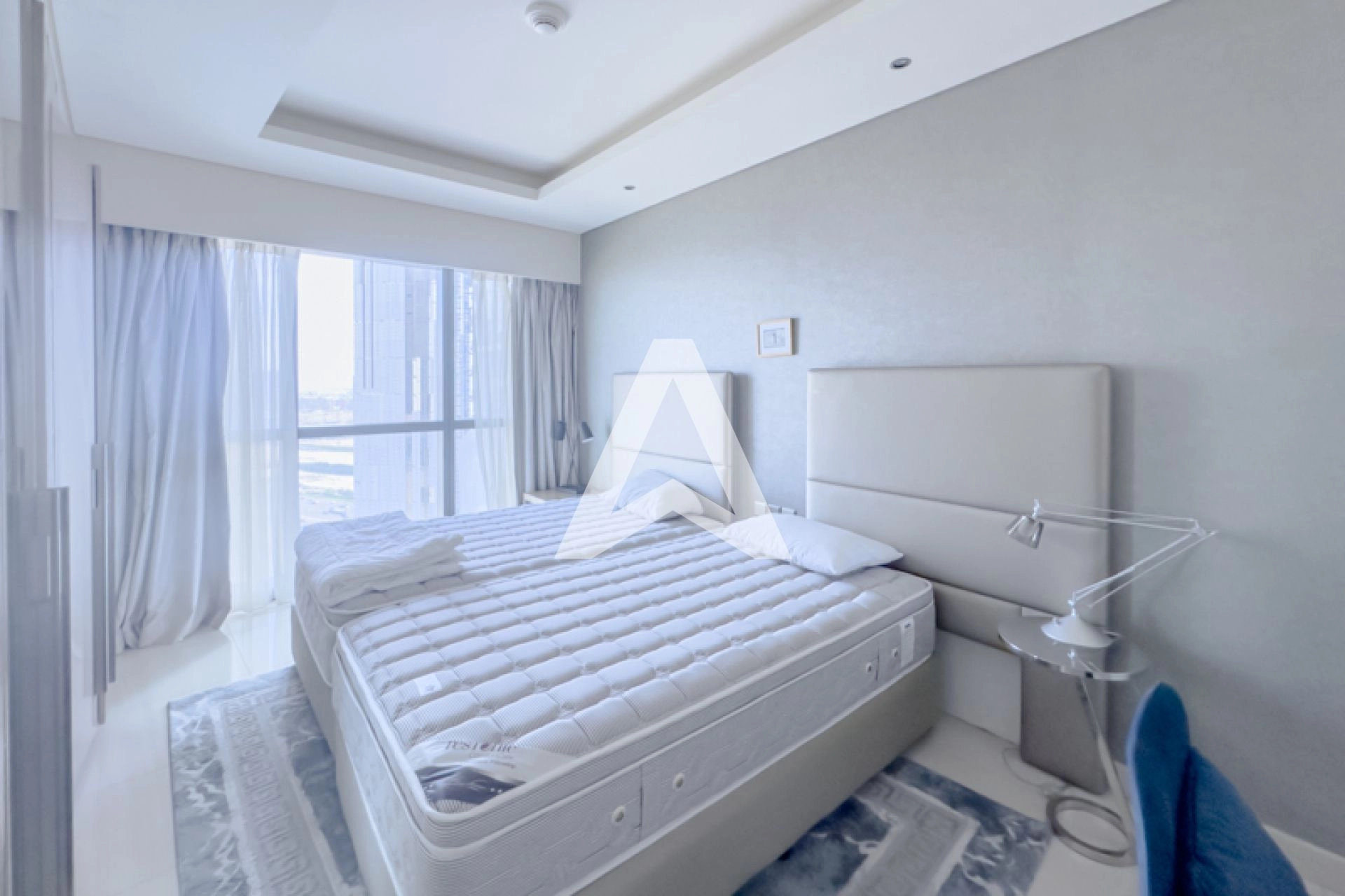 Displayed image from the thumbnail slider