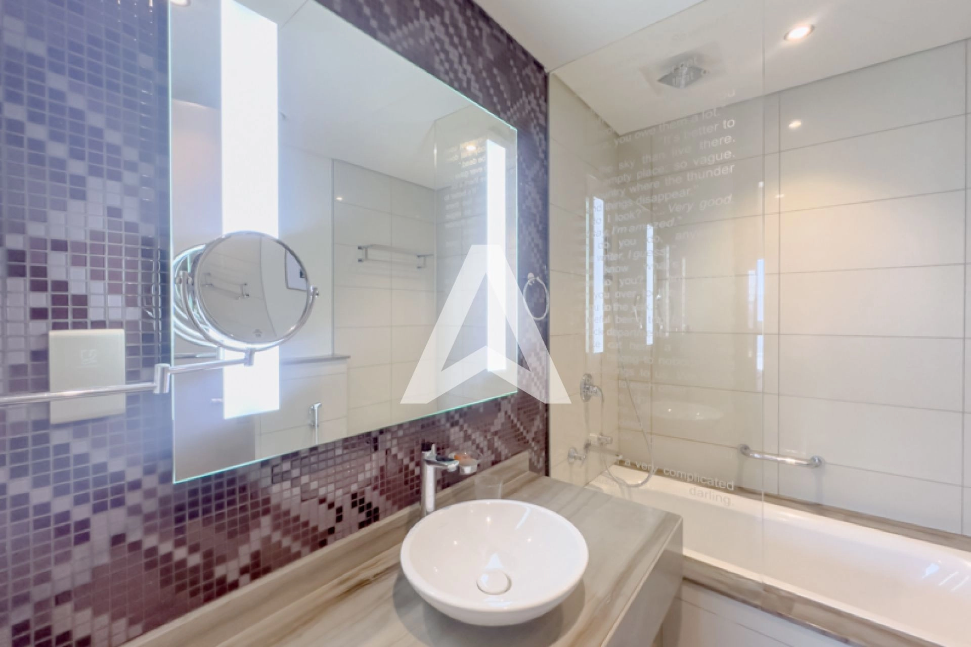 Displayed image from the thumbnail slider