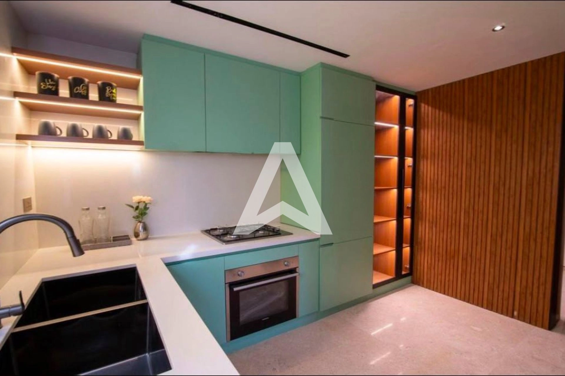 Displayed image from the thumbnail slider