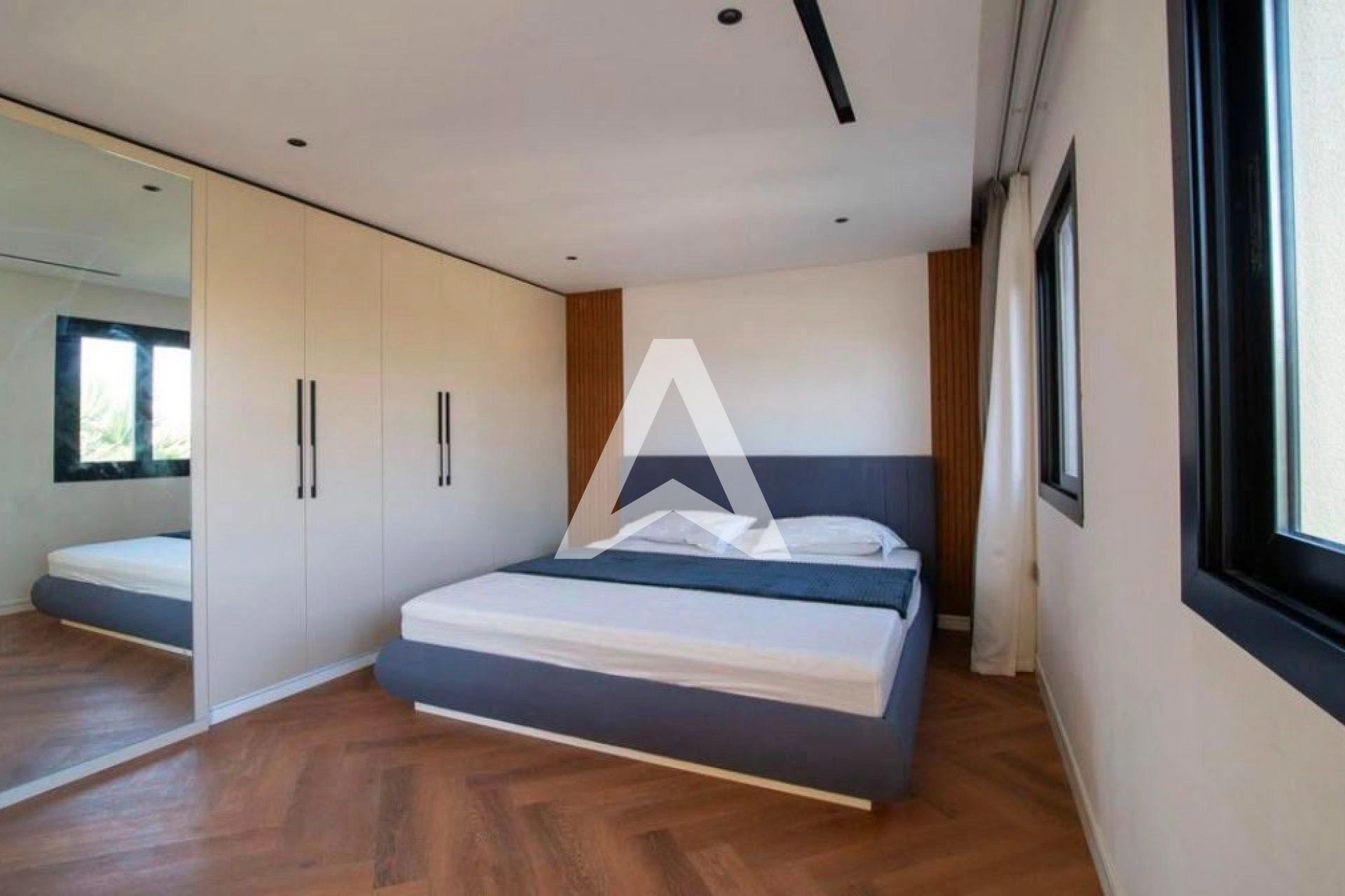 Displayed image from the thumbnail slider