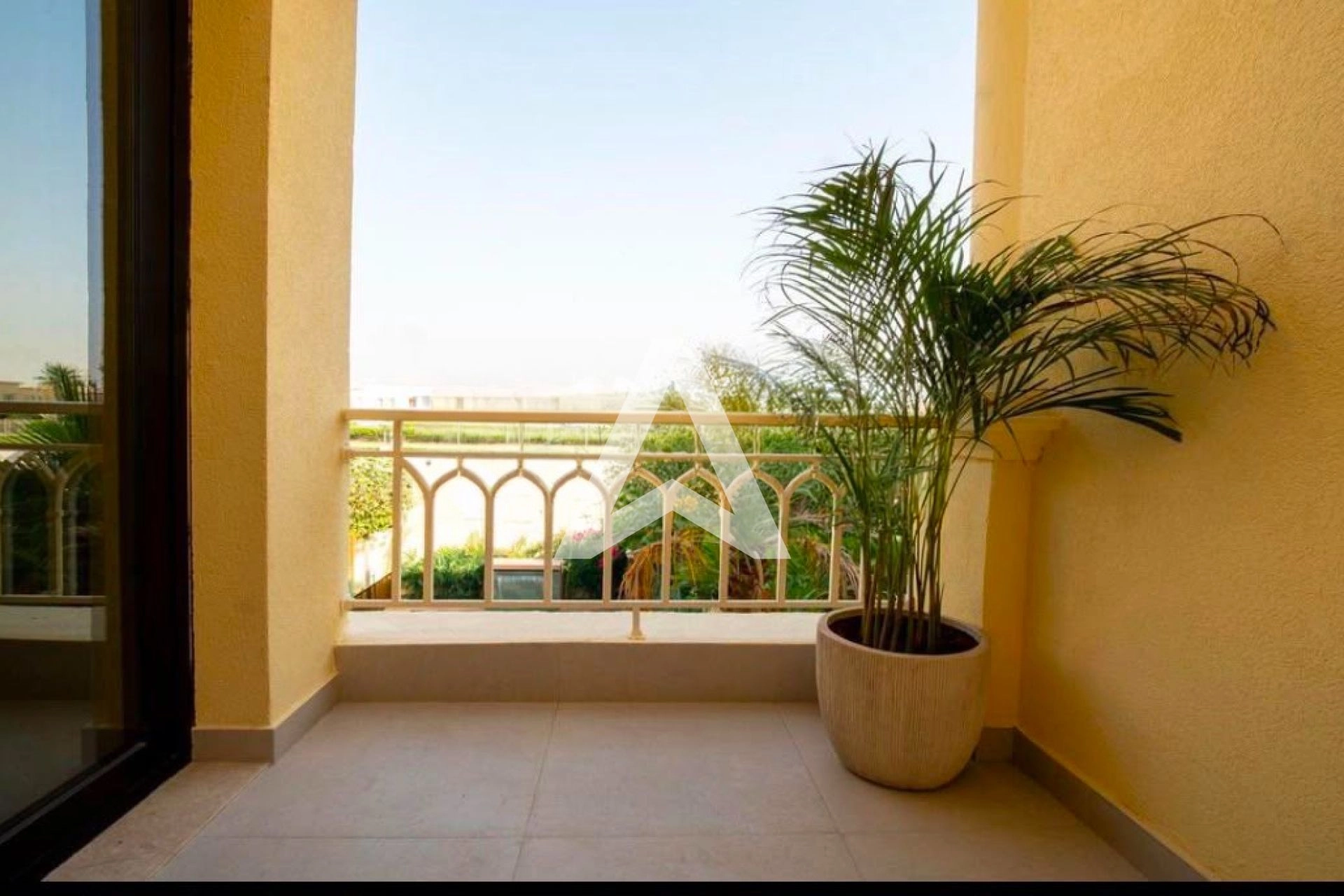 Displayed image from the thumbnail slider
