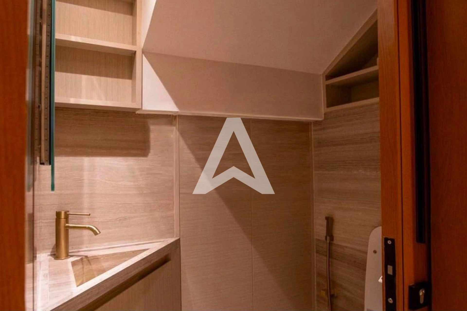 Displayed image from the thumbnail slider