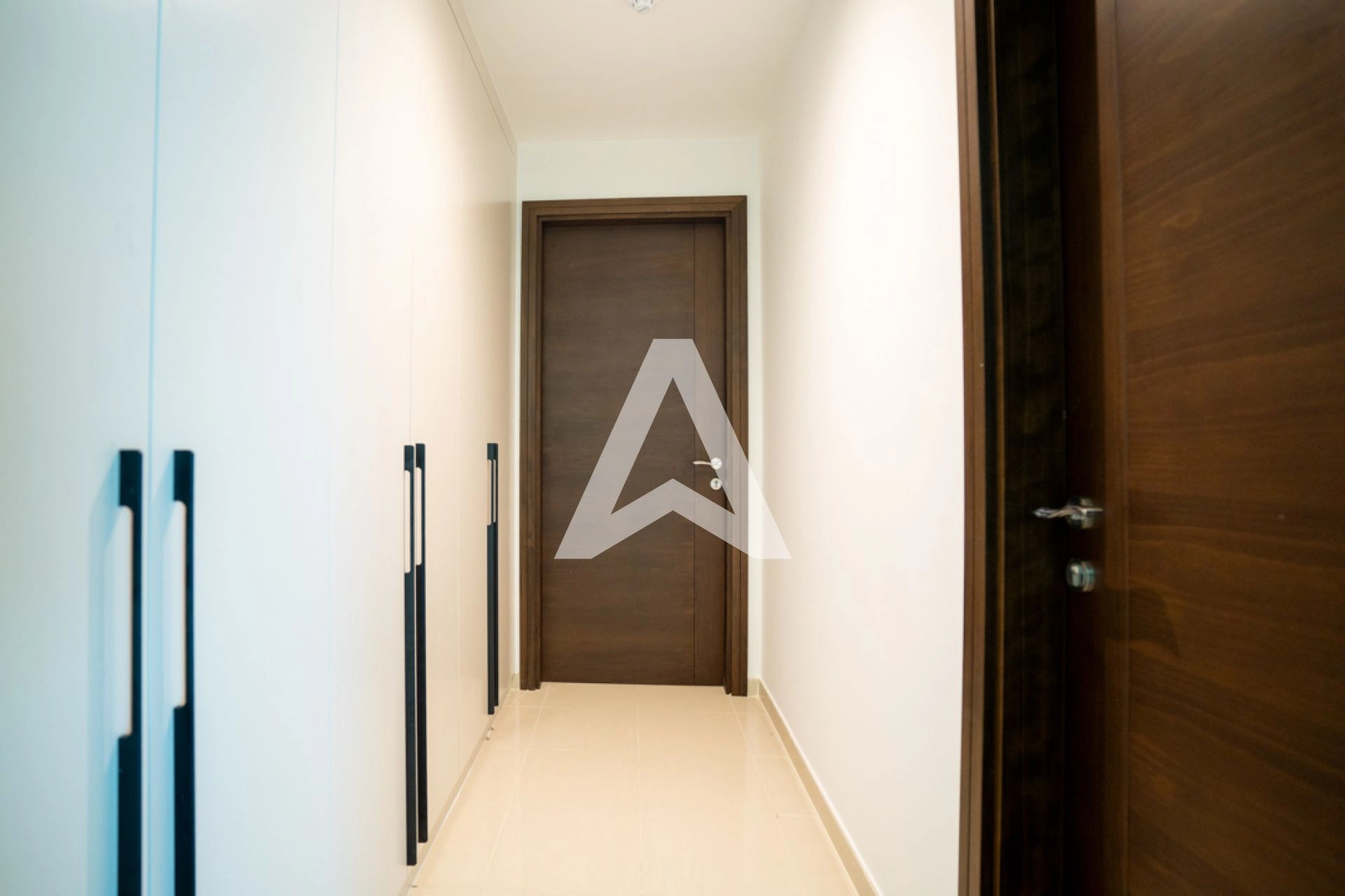 Displayed image from the thumbnail slider