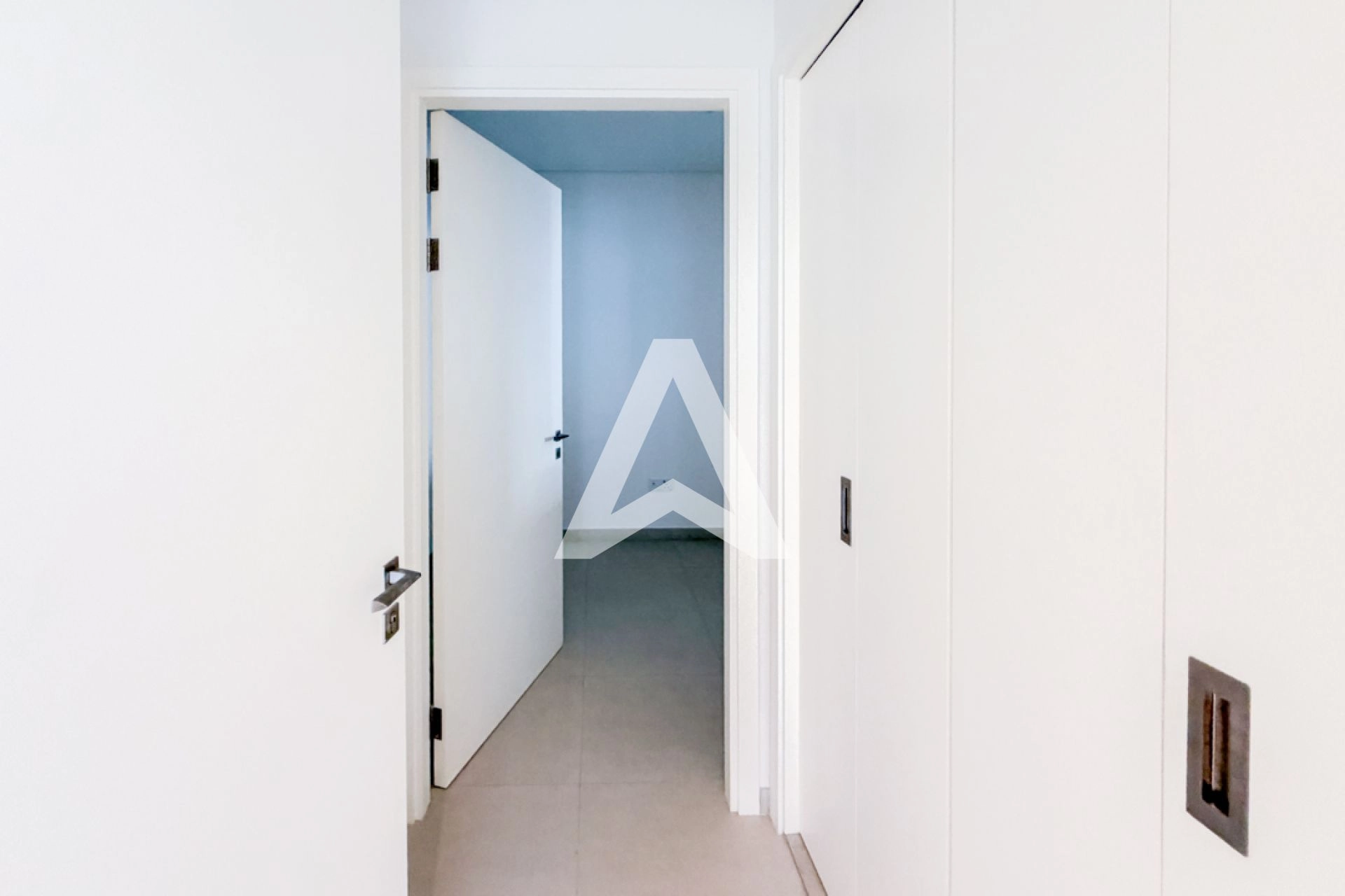 Displayed image from the thumbnail slider