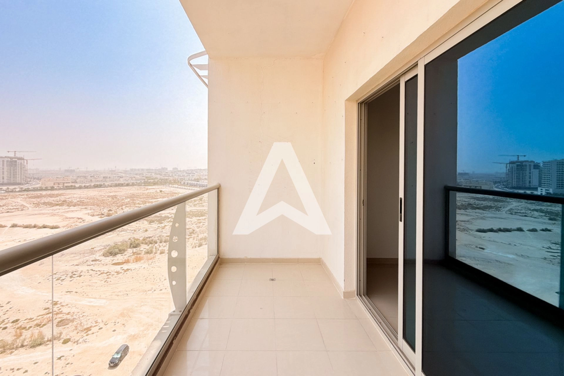 Displayed image from the thumbnail slider