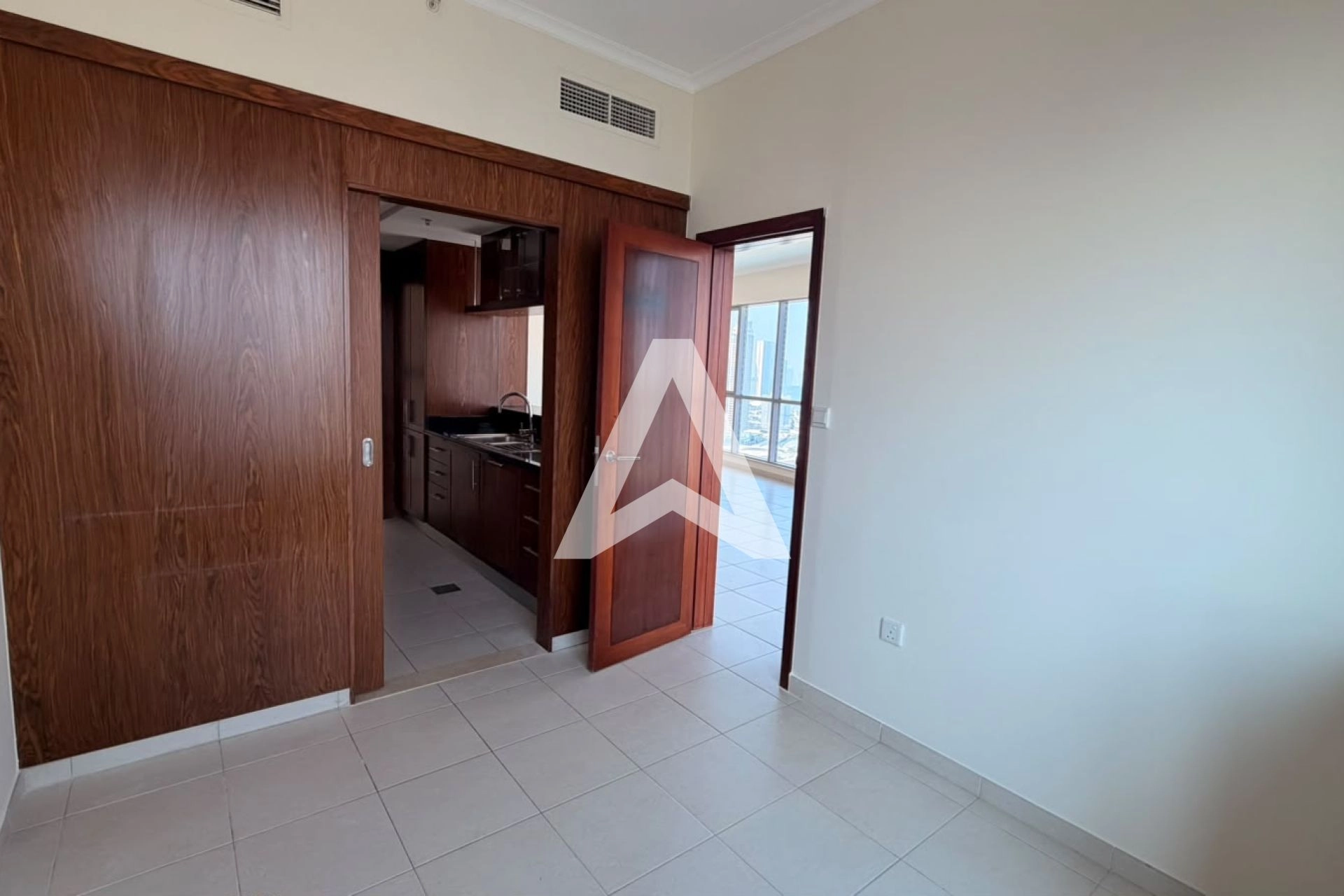Displayed image from the thumbnail slider