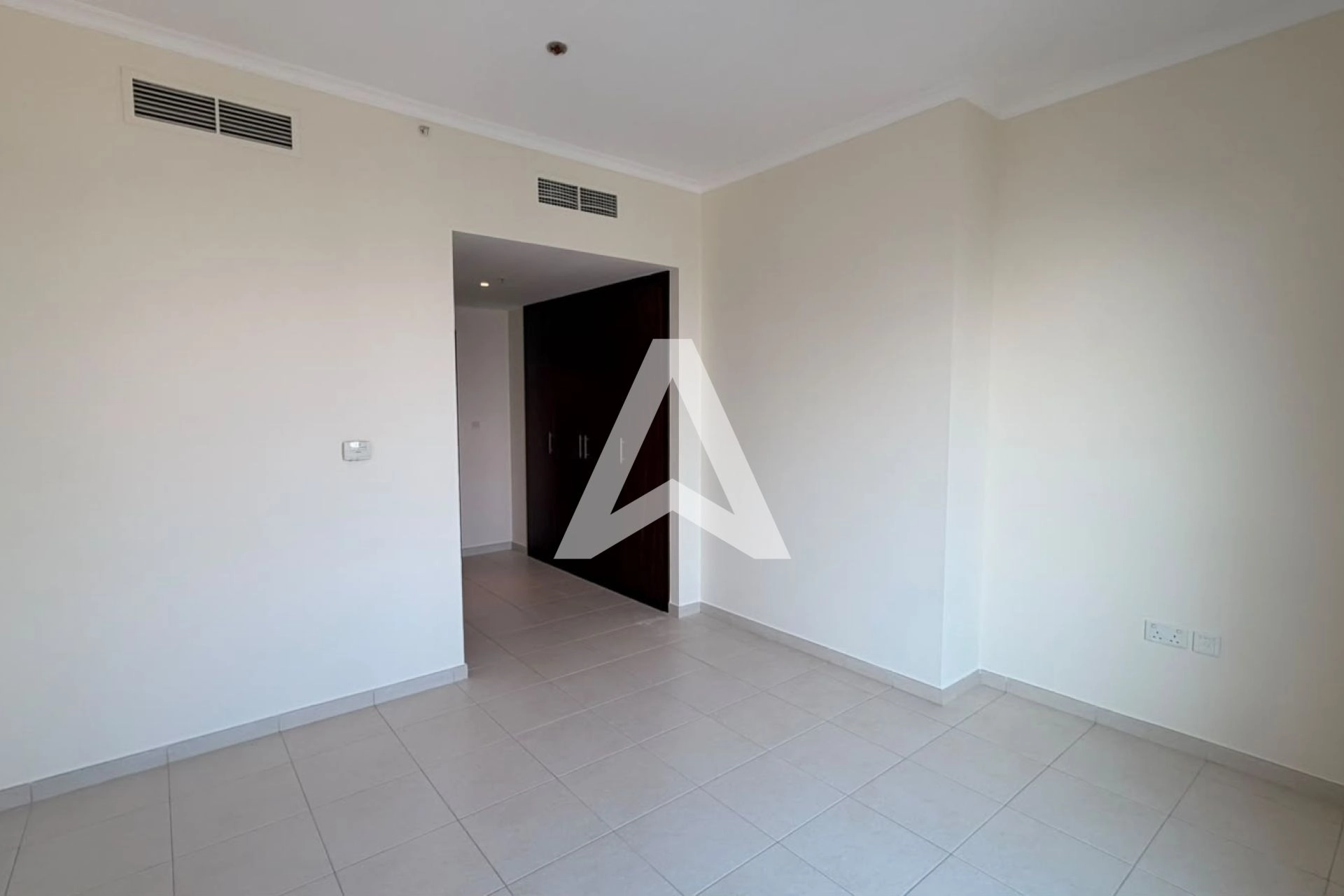 Displayed image from the thumbnail slider