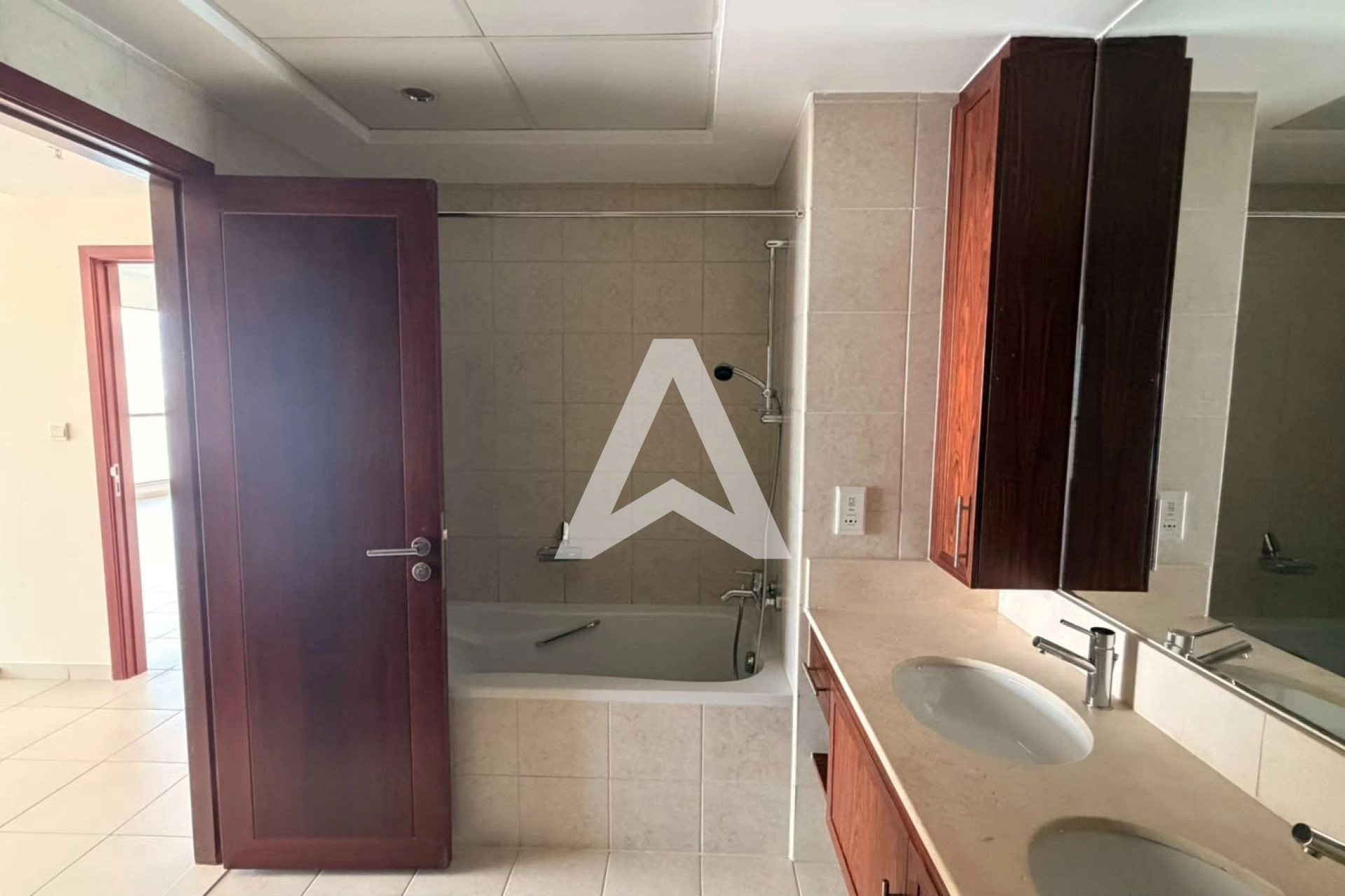 Displayed image from the thumbnail slider