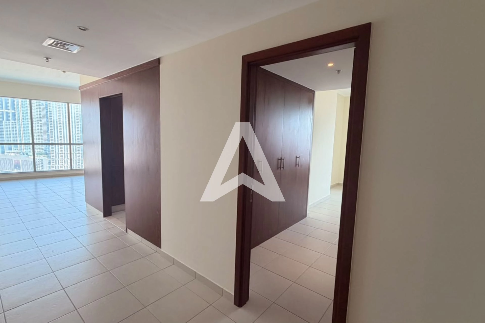 Displayed image from the thumbnail slider