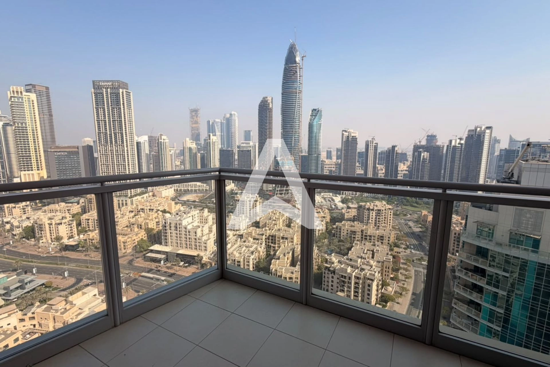 Displayed image from the thumbnail slider