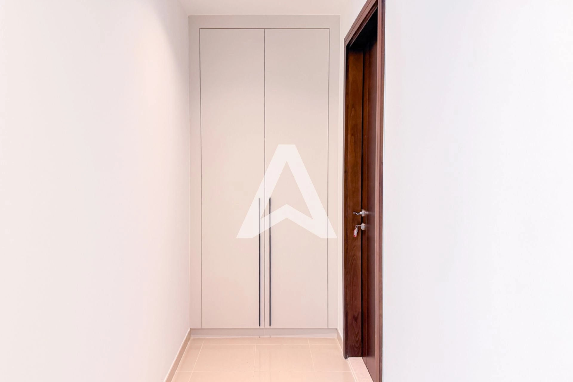 Displayed image from the thumbnail slider