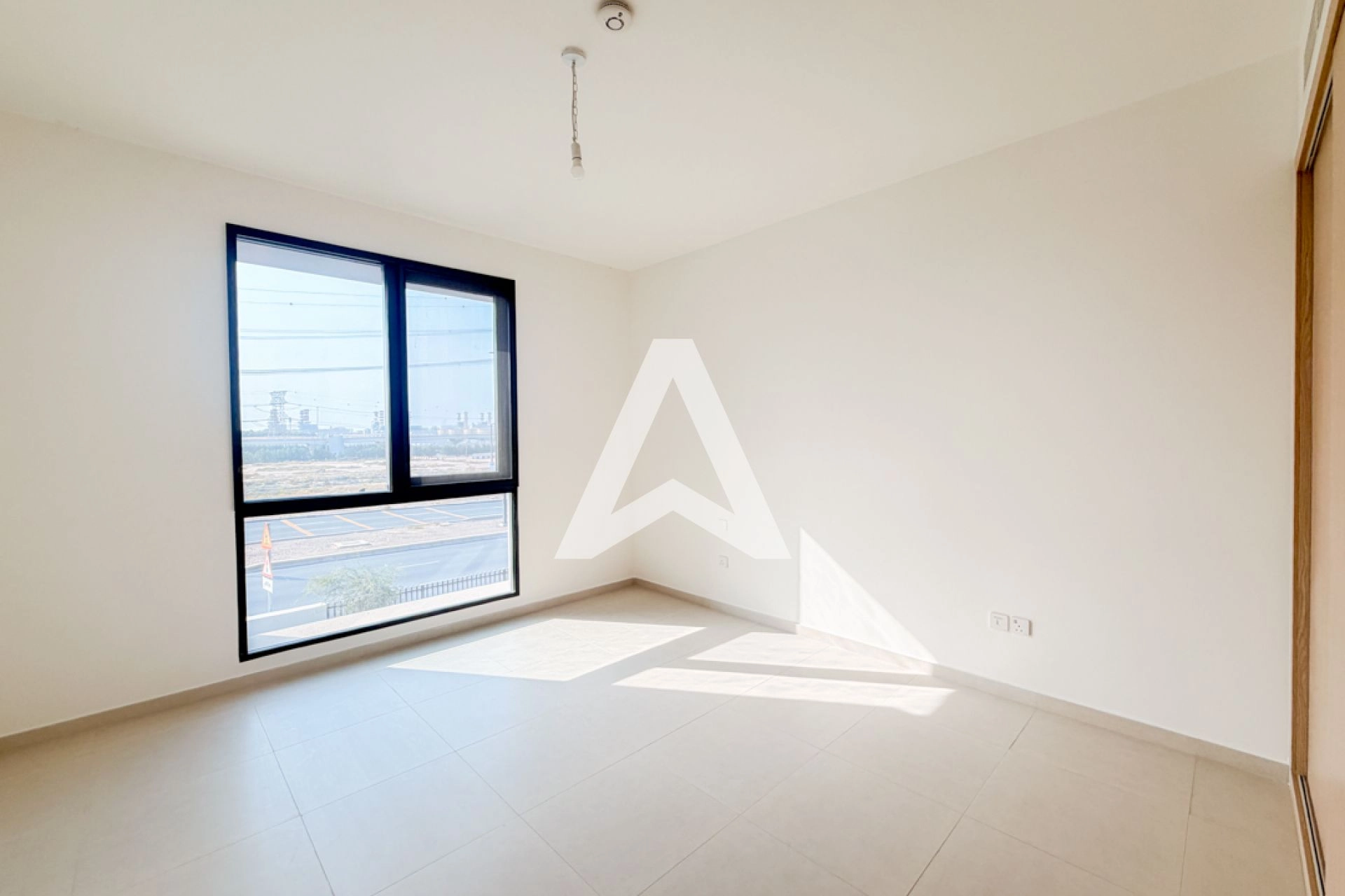 Displayed image from the thumbnail slider