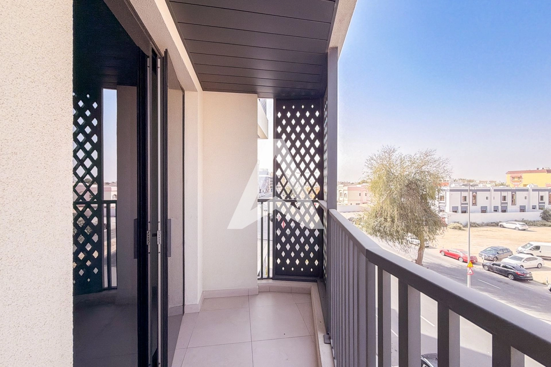 Displayed image from the thumbnail slider