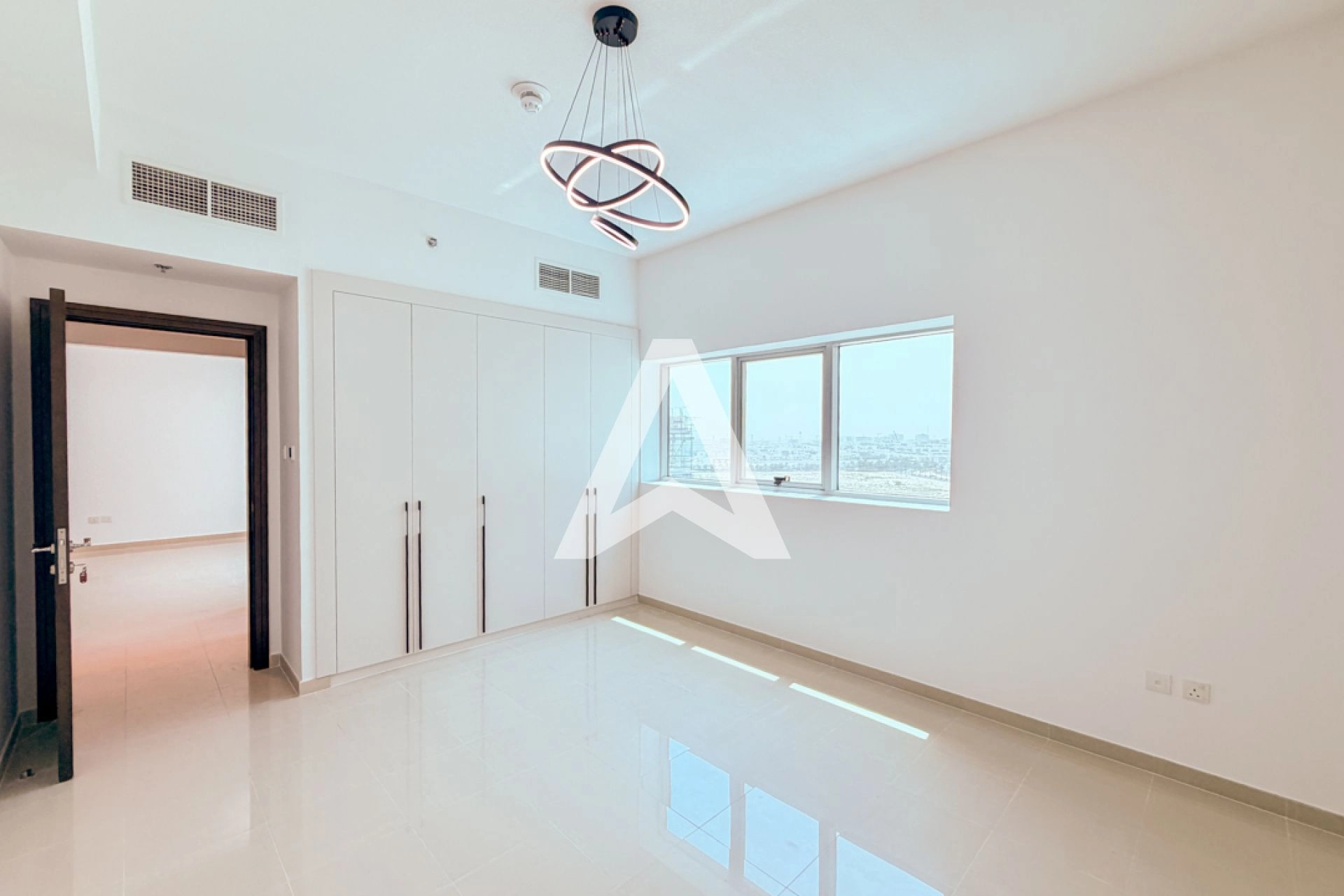 Displayed image from the thumbnail slider
