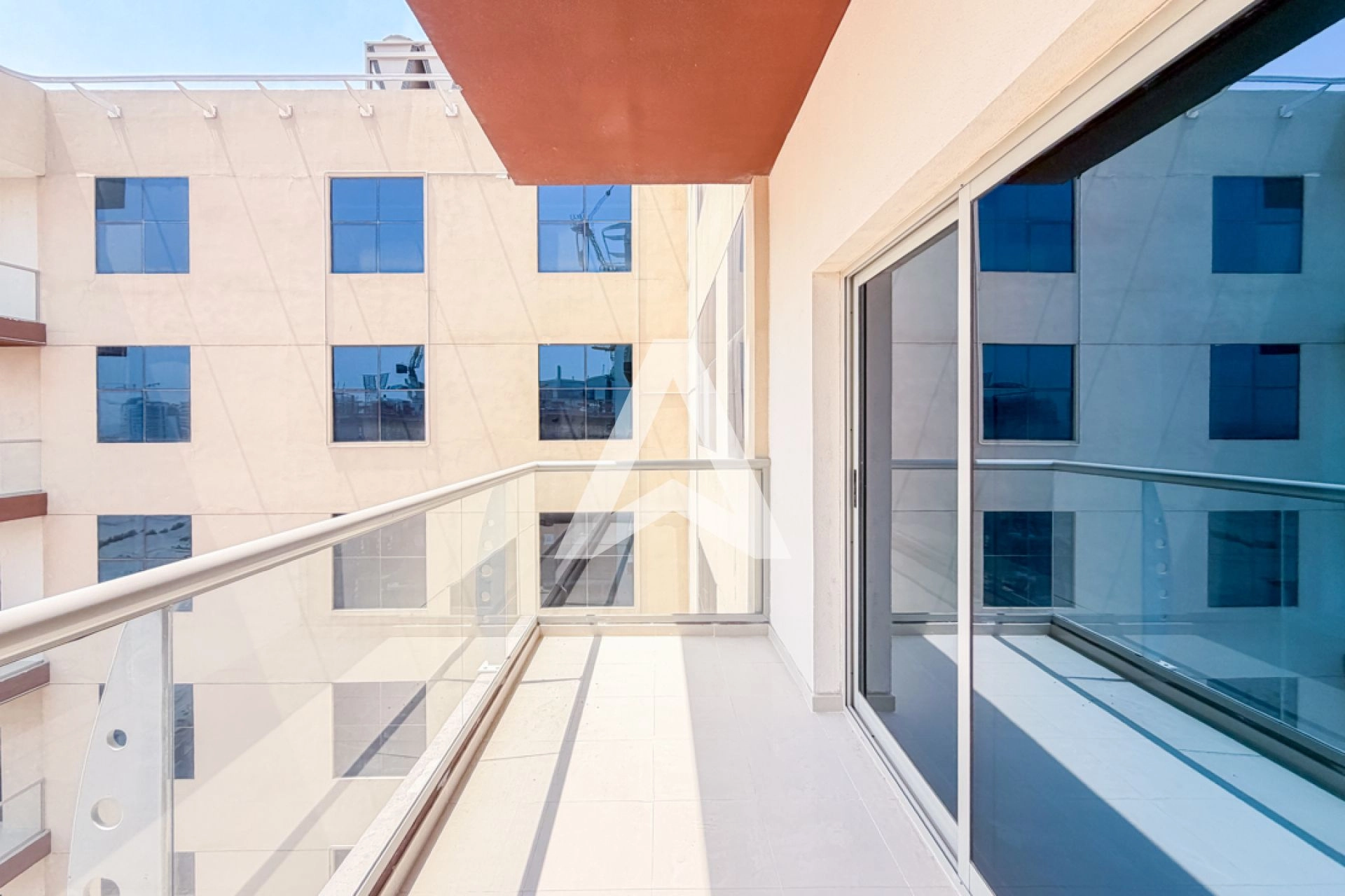 Displayed image from the thumbnail slider
