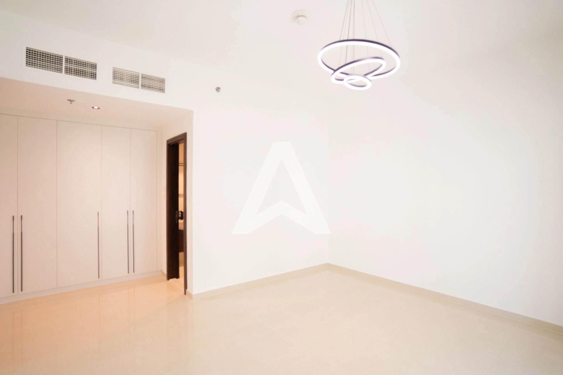 Displayed image from the thumbnail slider