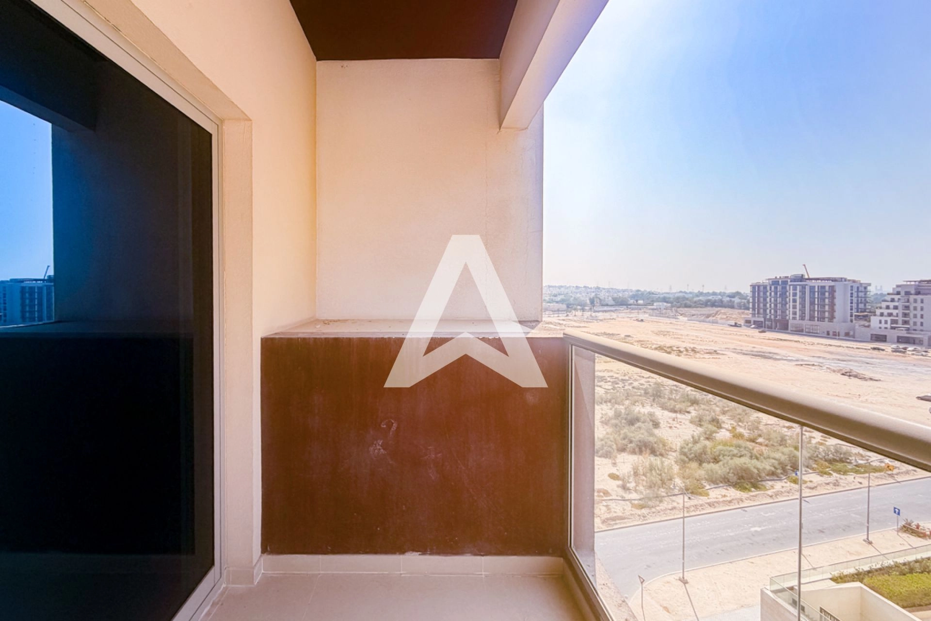 Displayed image from the thumbnail slider