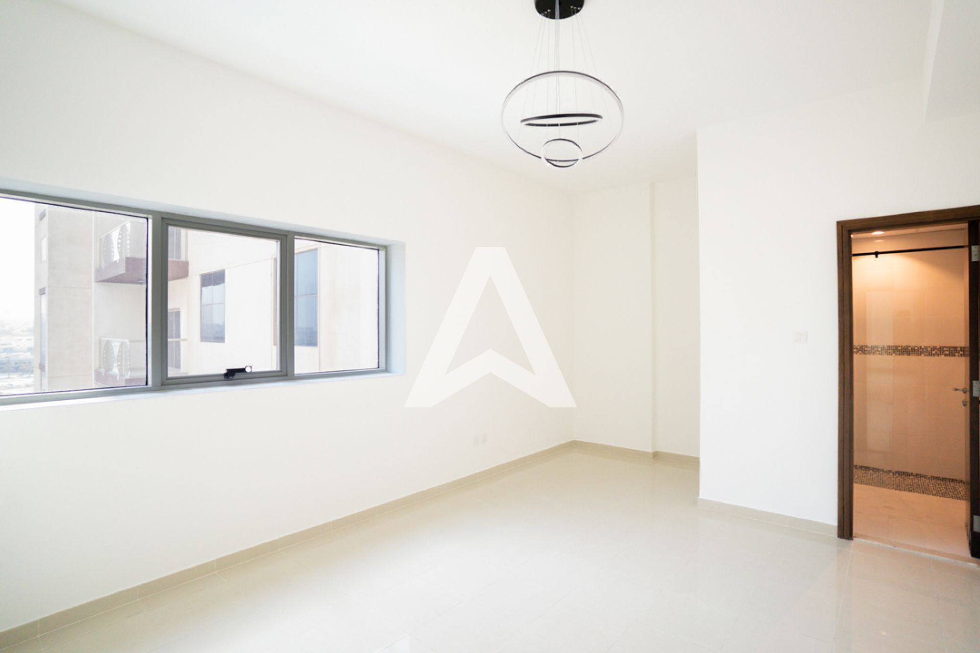 Displayed image from the thumbnail slider