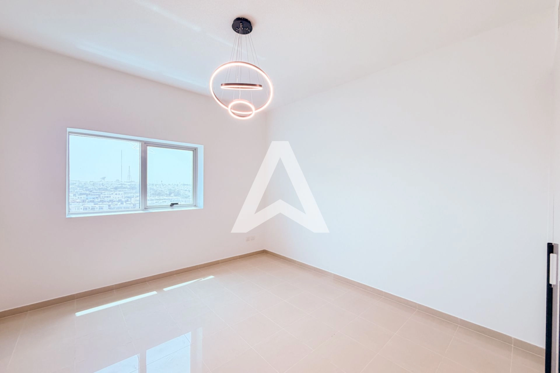 Displayed image from the thumbnail slider