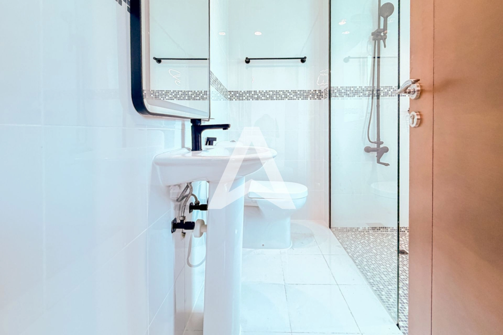 Displayed image from the thumbnail slider