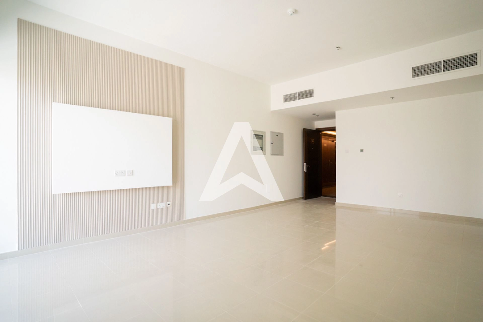 Displayed image from the thumbnail slider