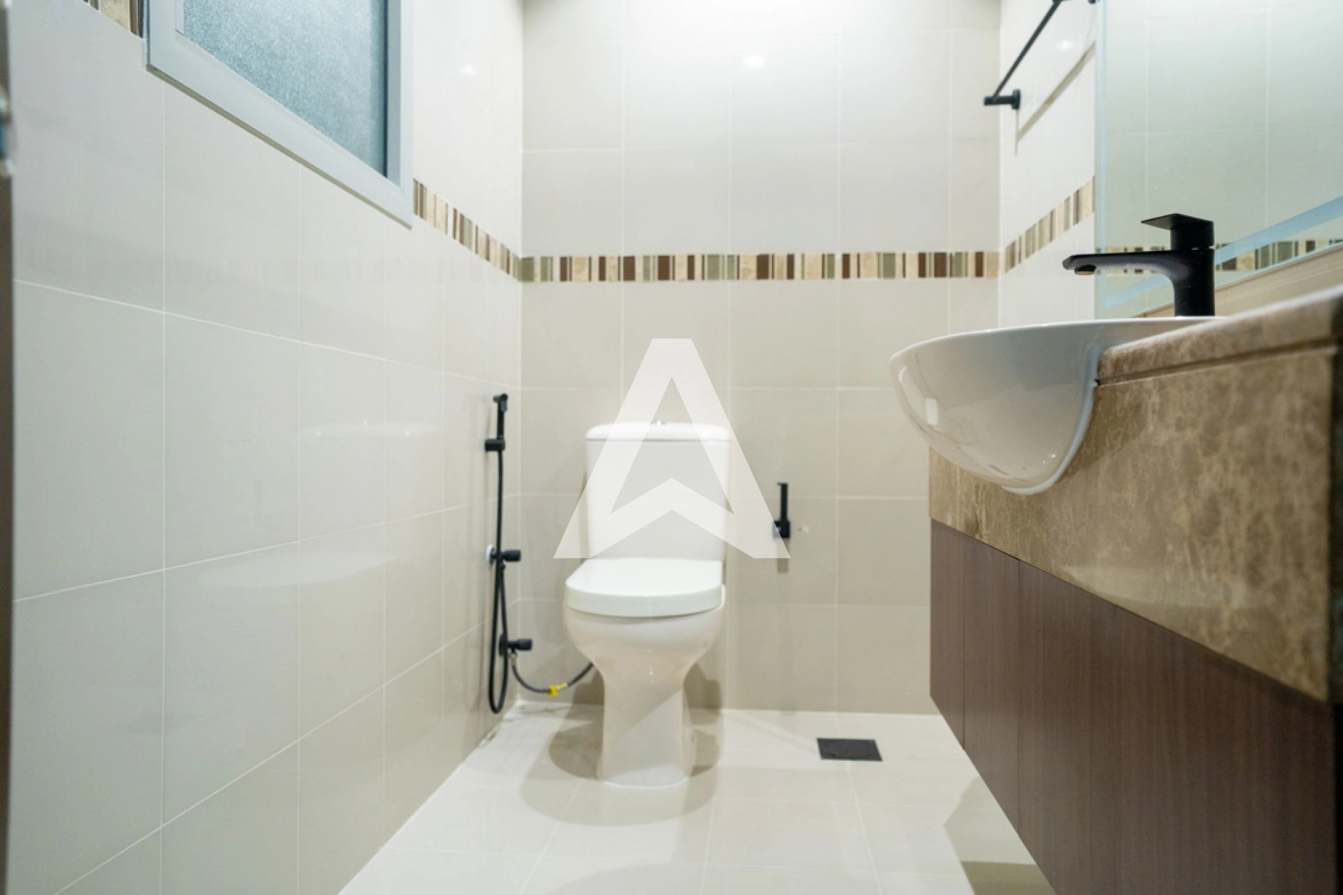 Displayed image from the thumbnail slider