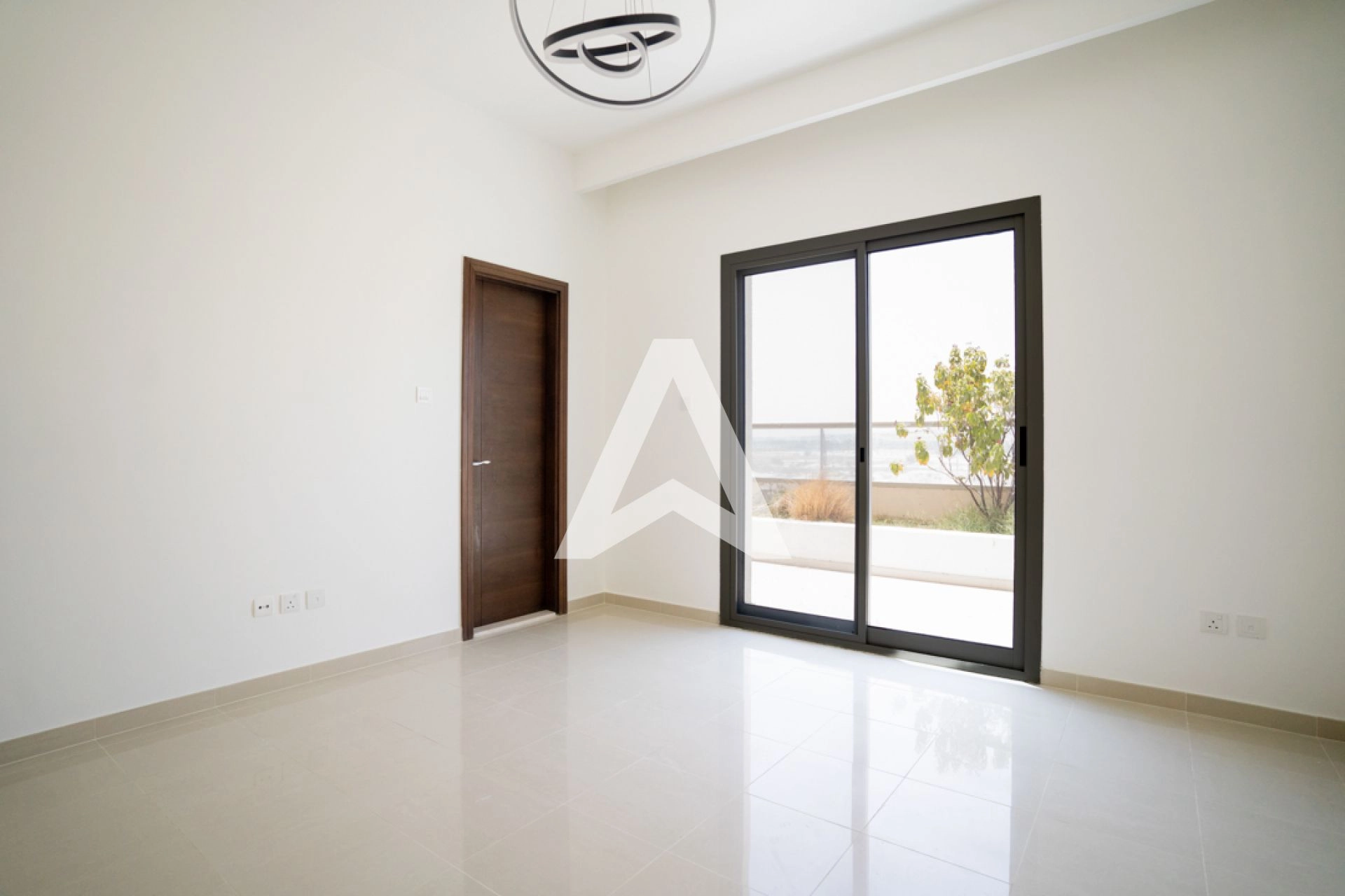 Displayed image from the thumbnail slider