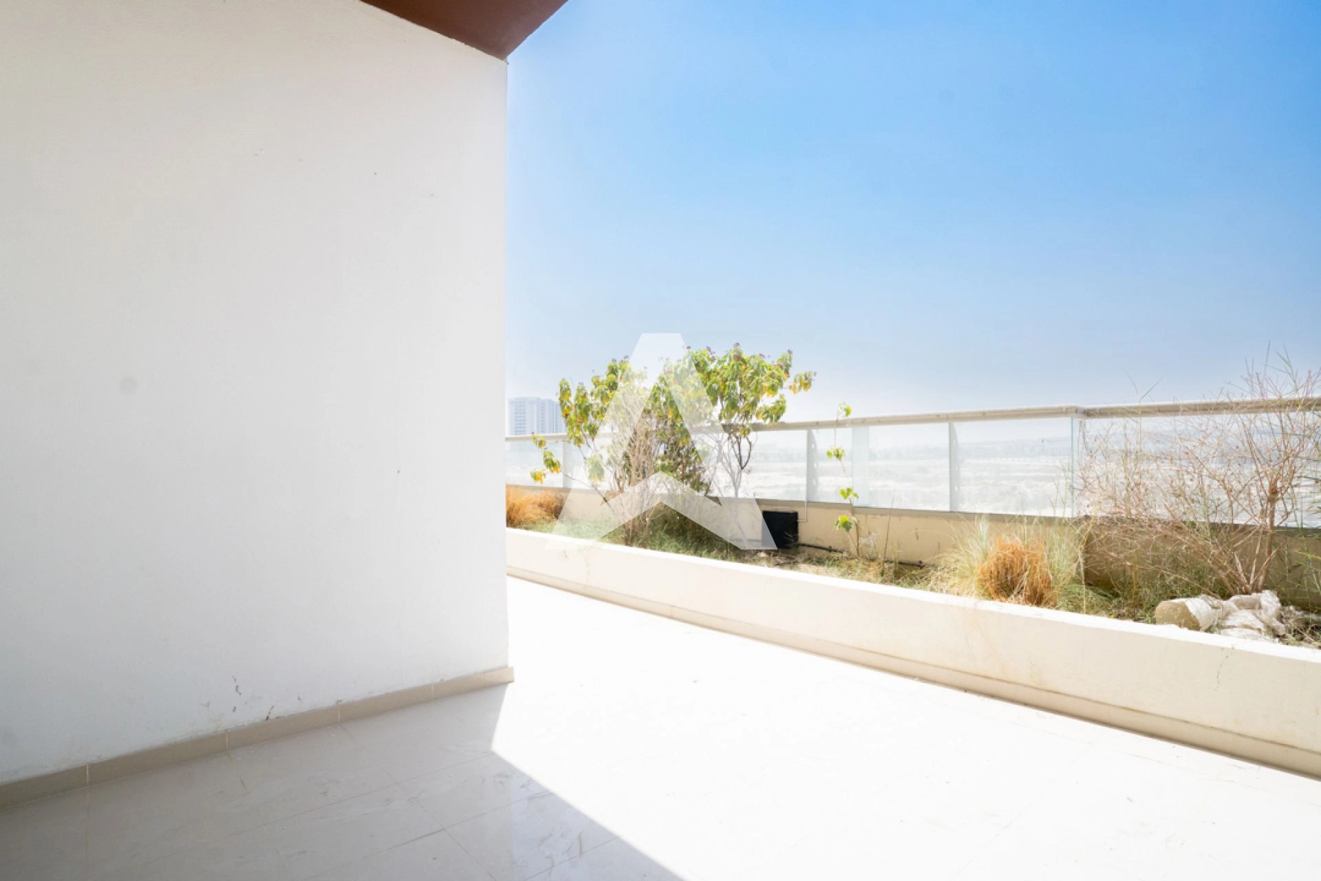 Displayed image from the thumbnail slider