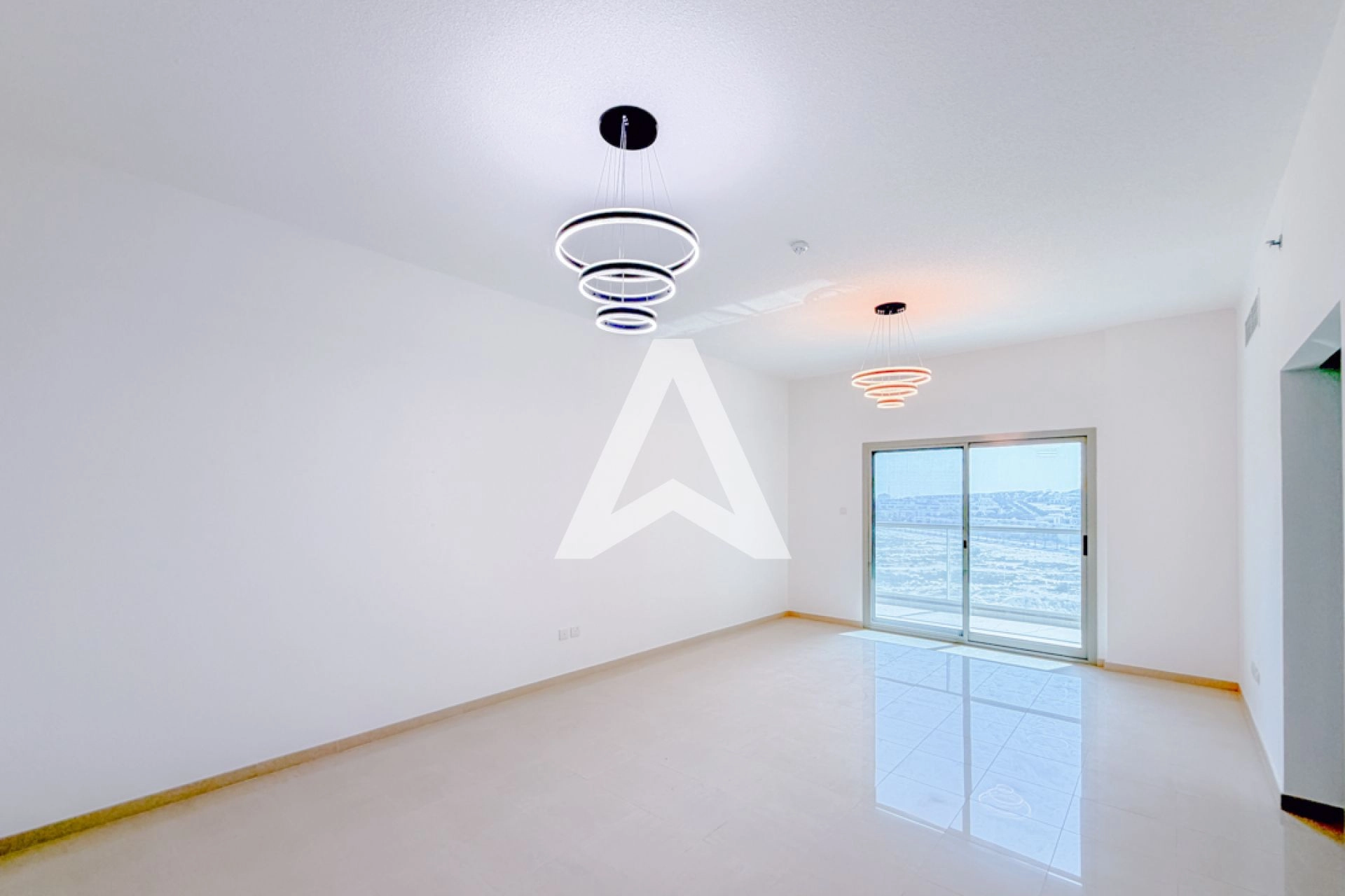 Displayed image from the thumbnail slider
