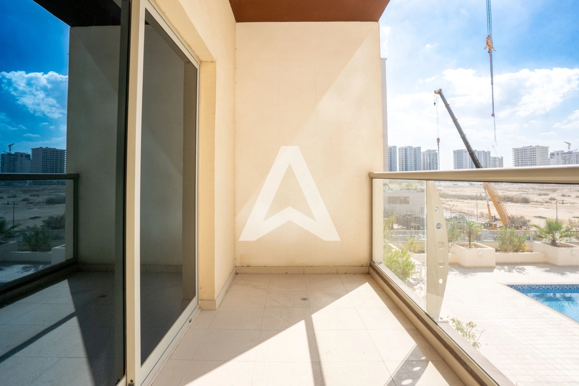Displayed image from the thumbnail slider