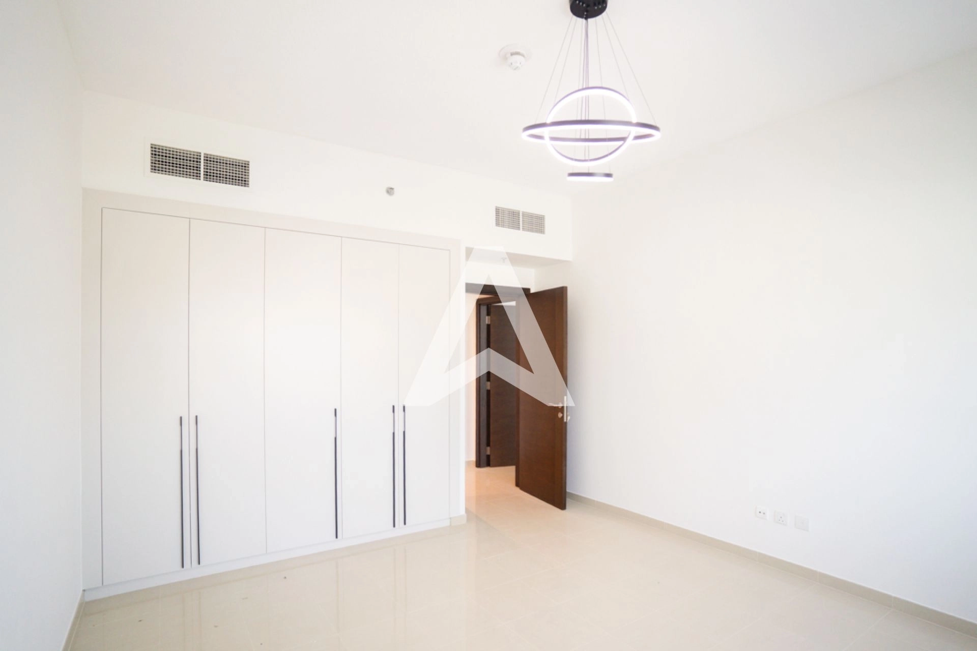 Displayed image from the thumbnail slider