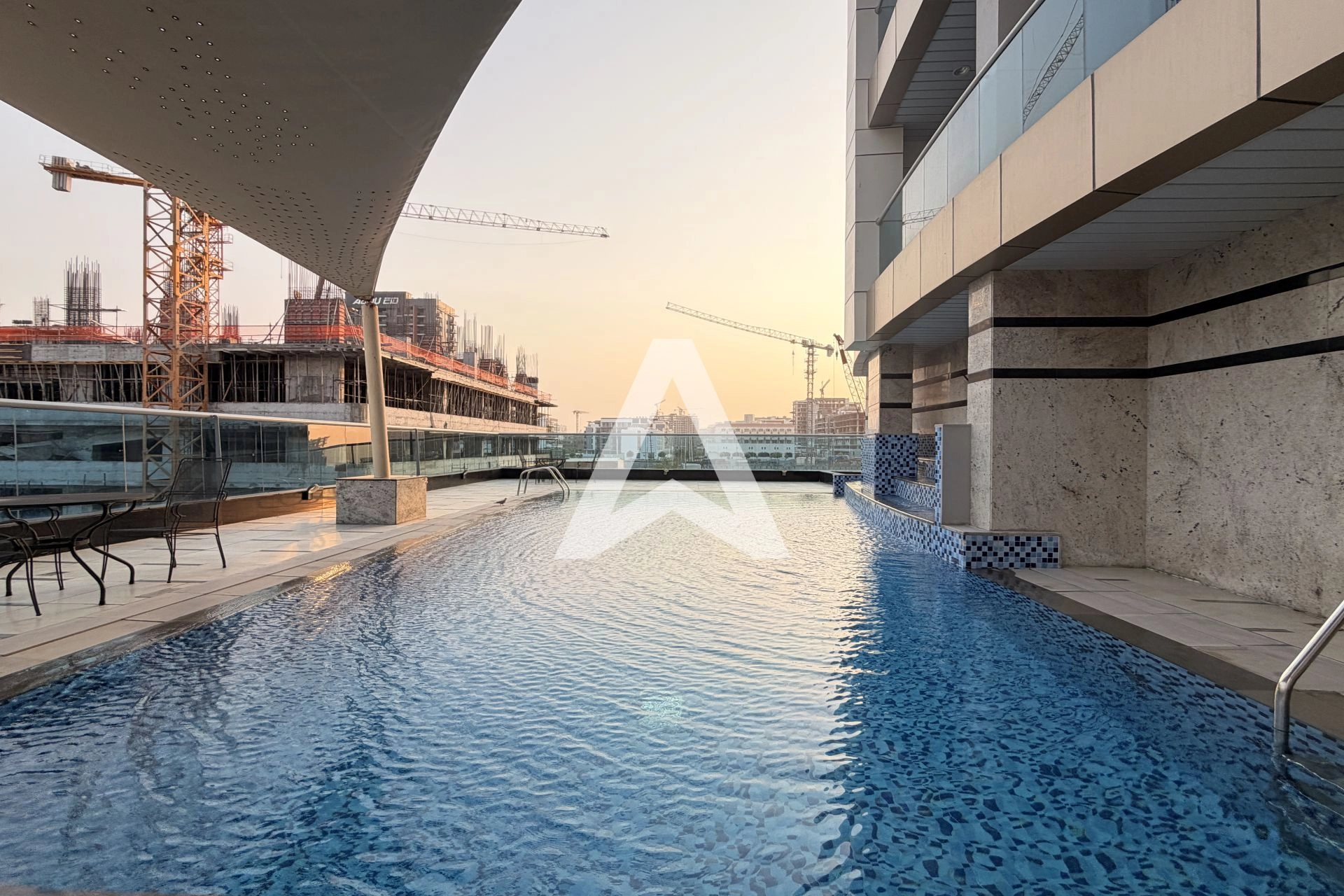 Displayed image from the thumbnail slider