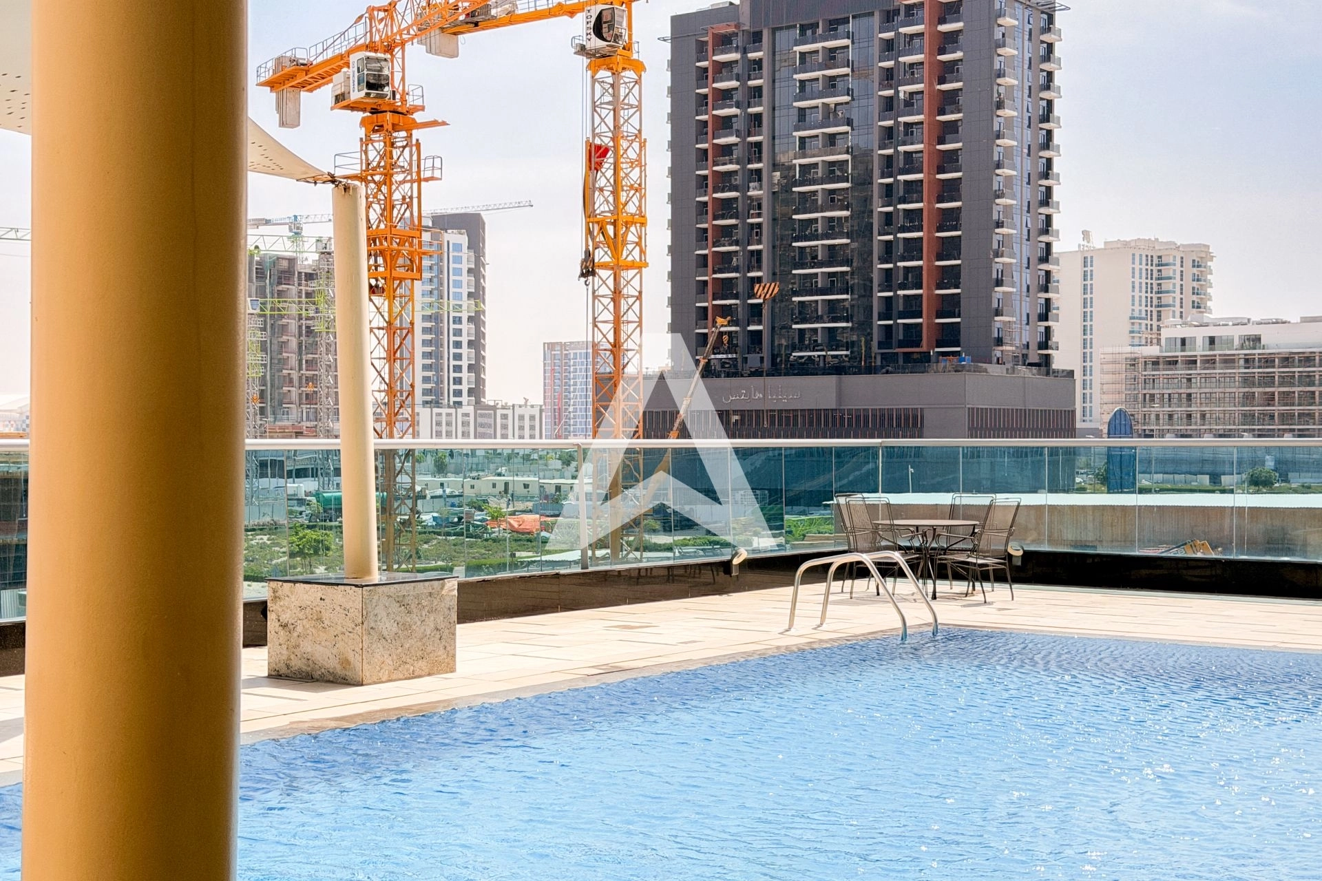 Displayed image from the thumbnail slider
