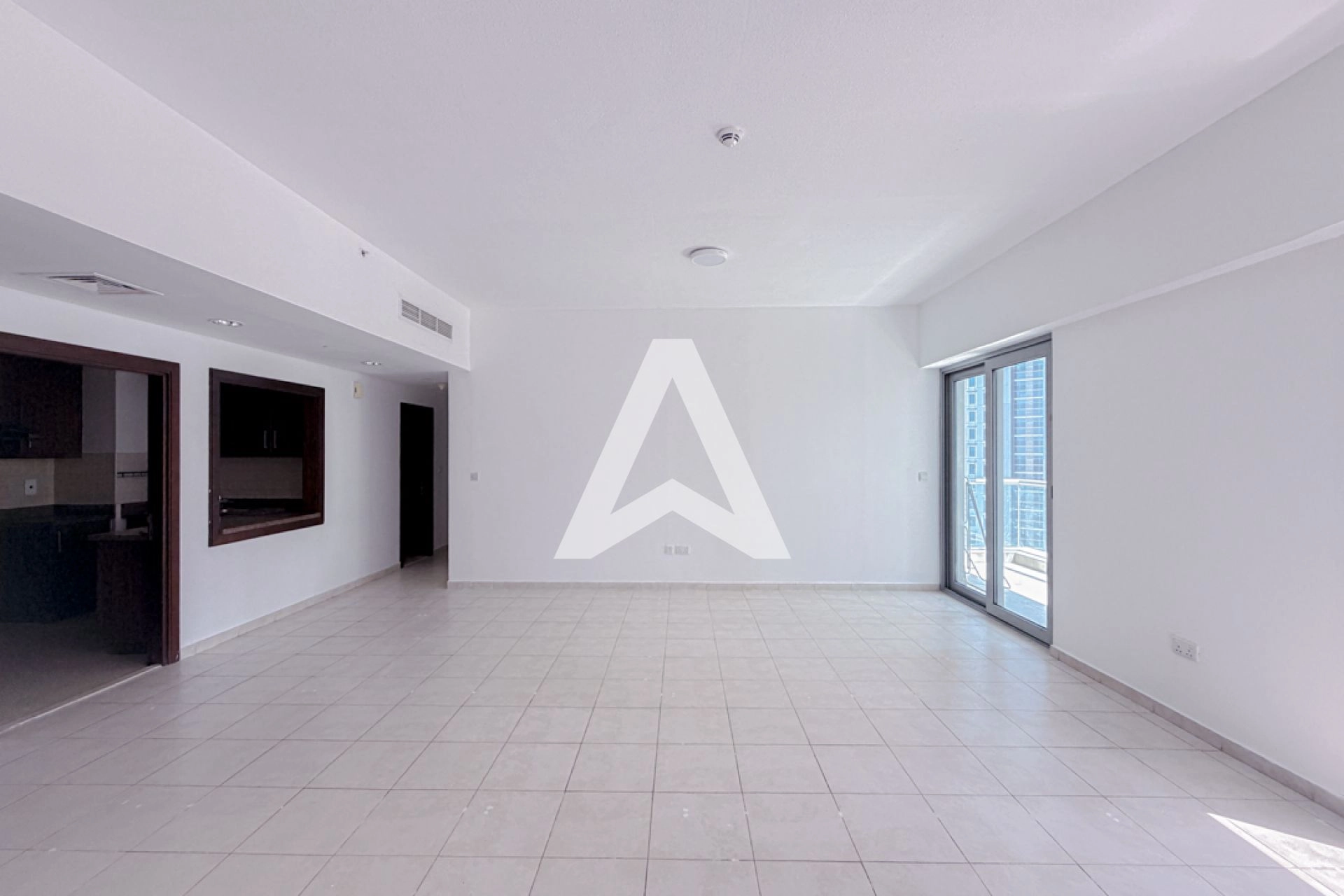 Displayed image from the thumbnail slider
