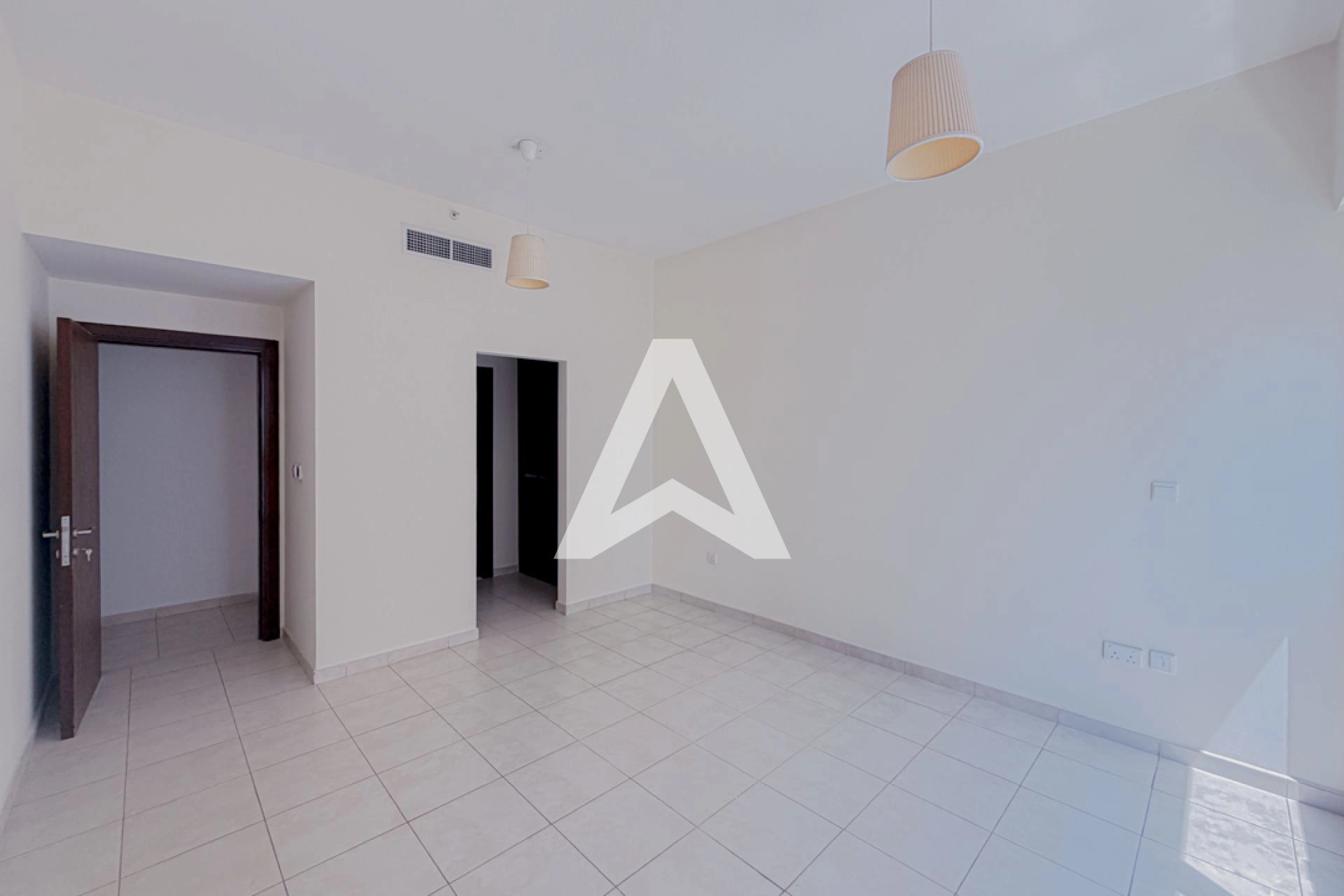 Displayed image from the thumbnail slider