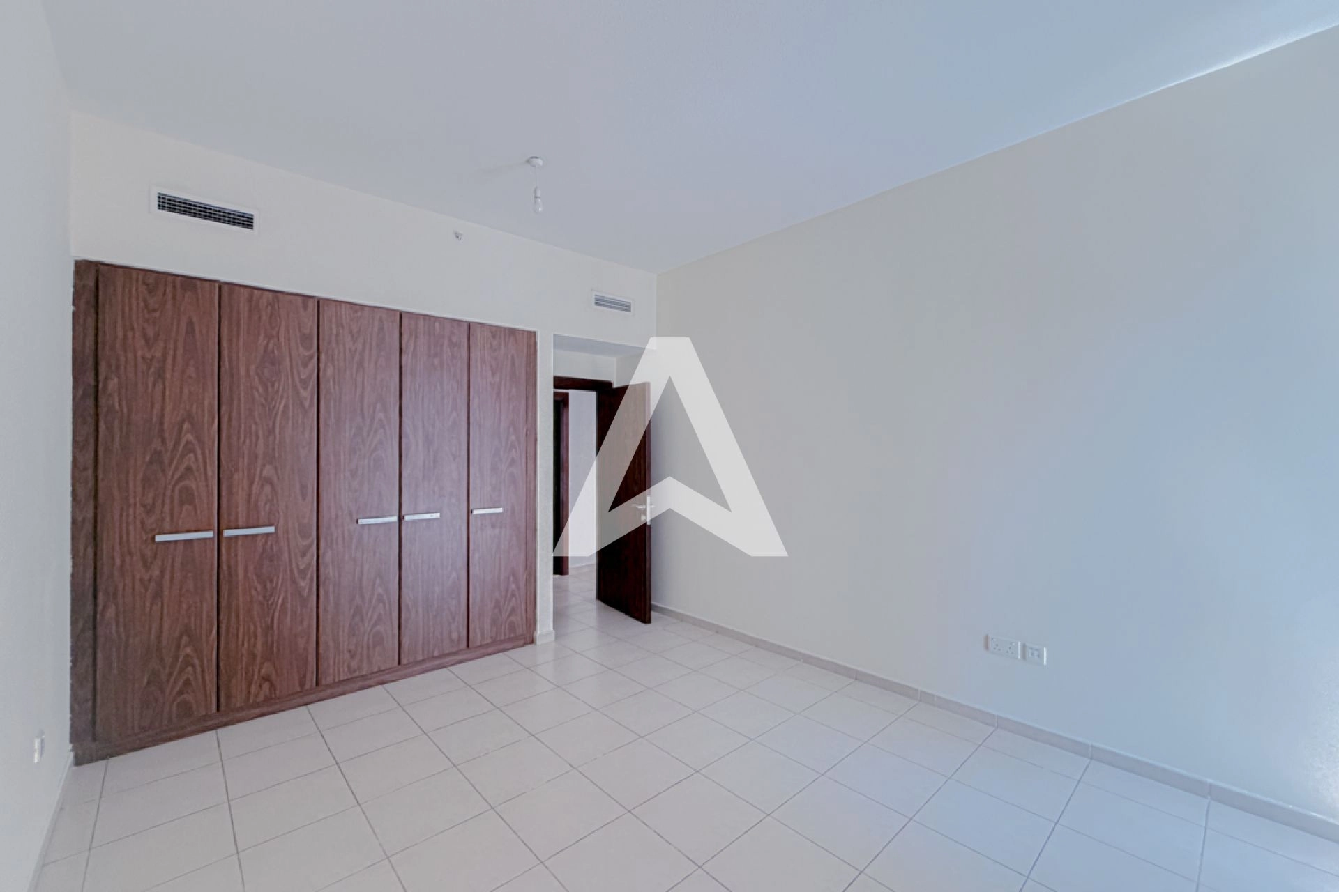Displayed image from the thumbnail slider