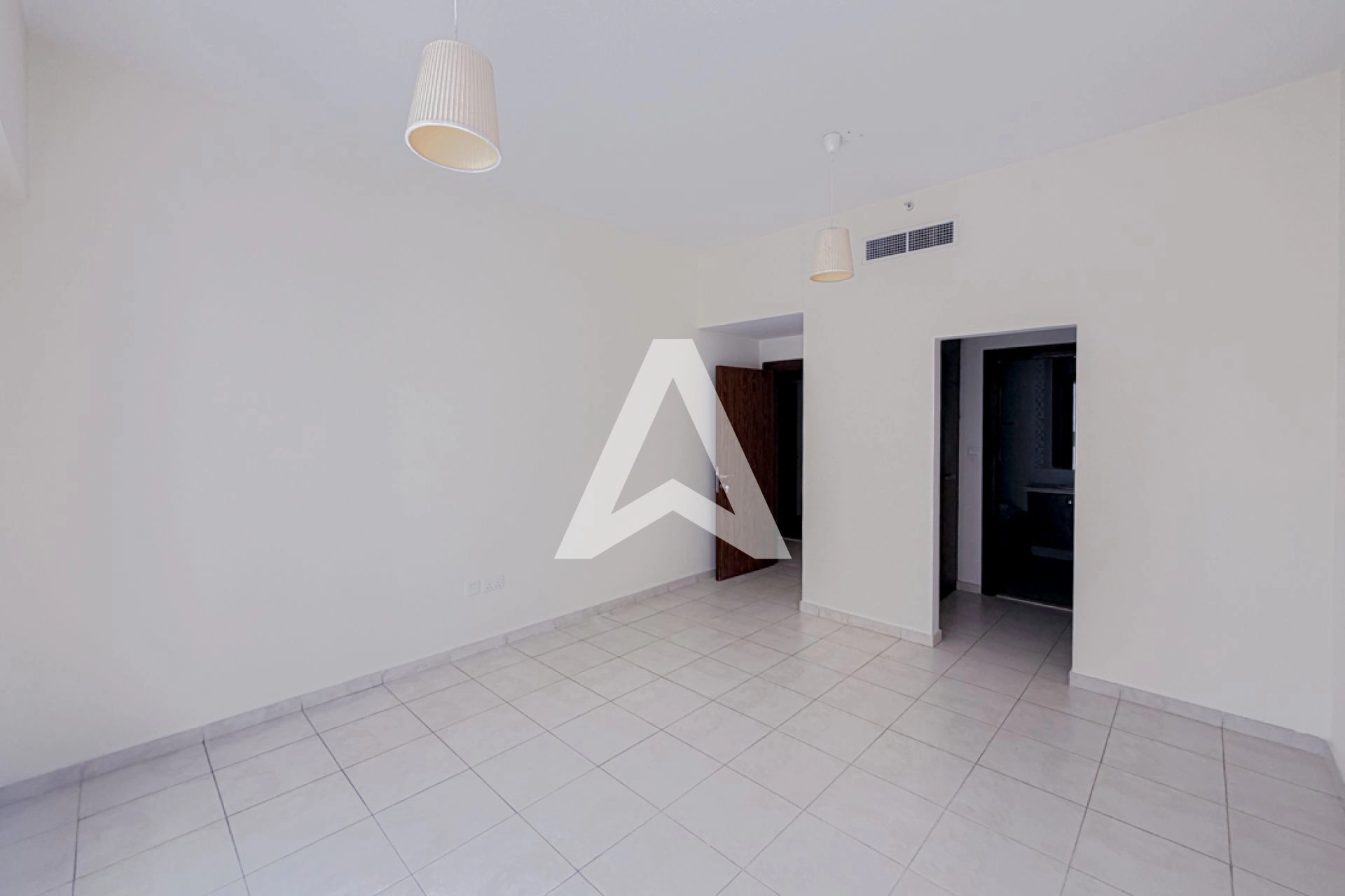 Displayed image from the thumbnail slider