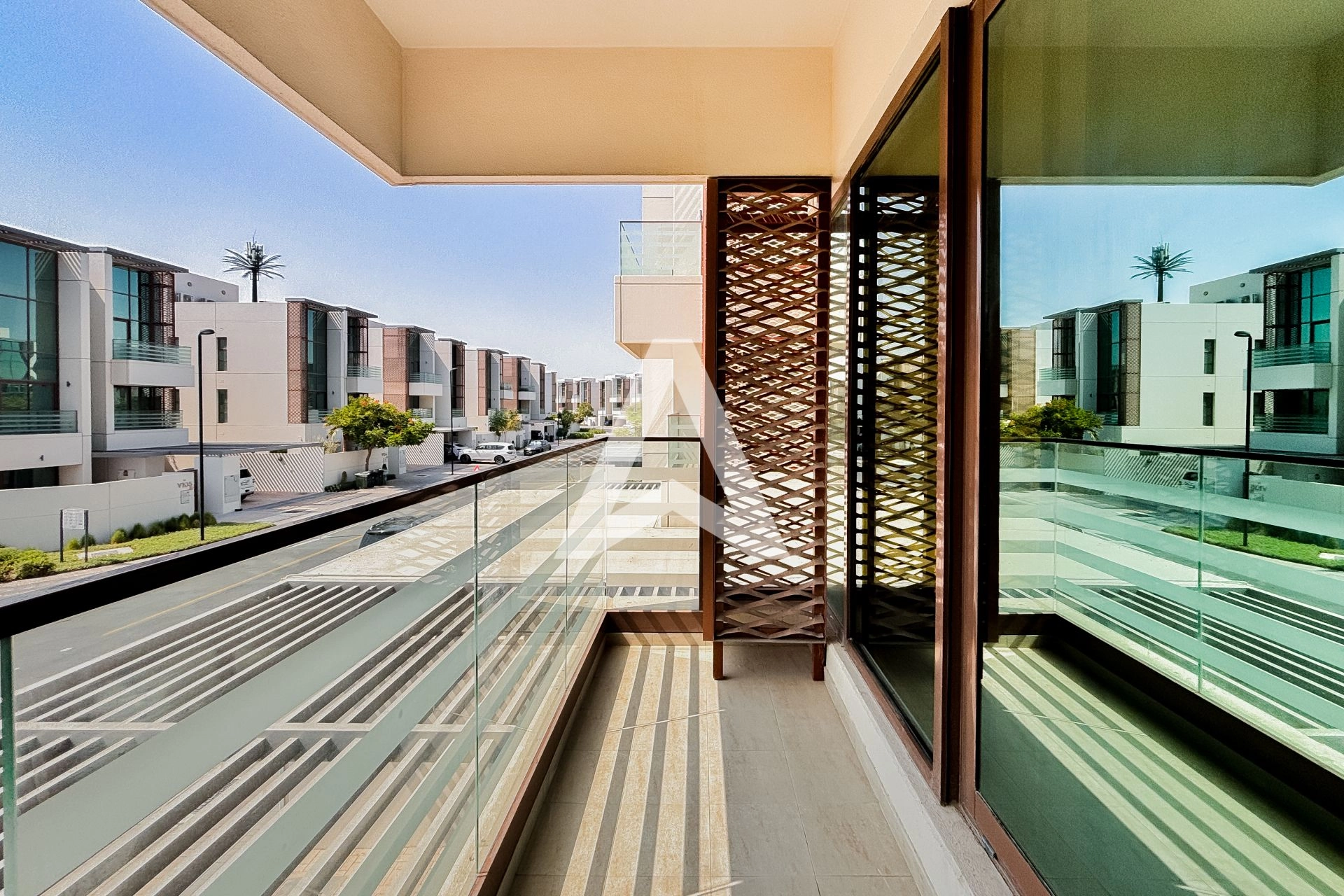 Displayed image from the thumbnail slider