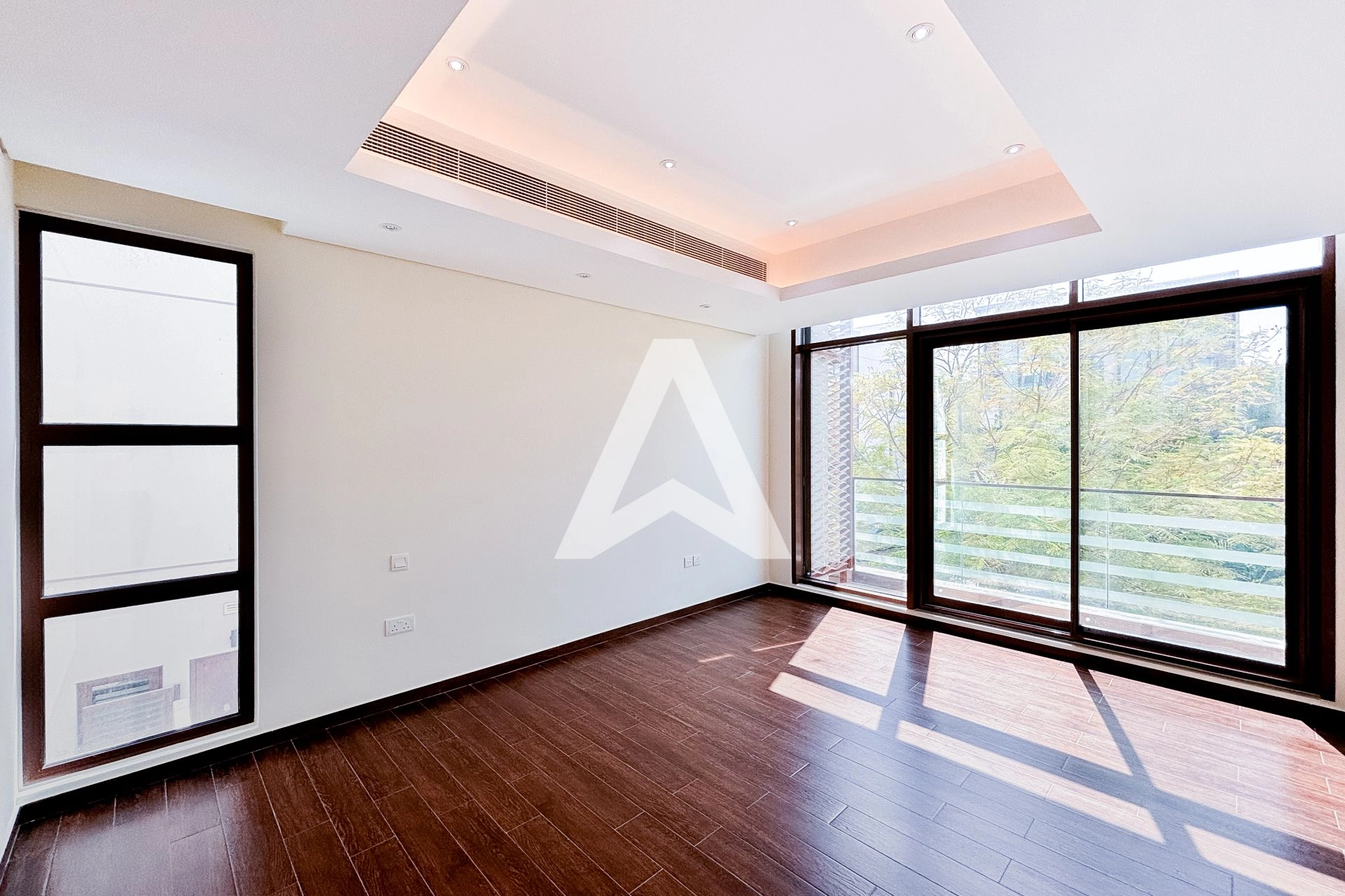 Displayed image from the thumbnail slider