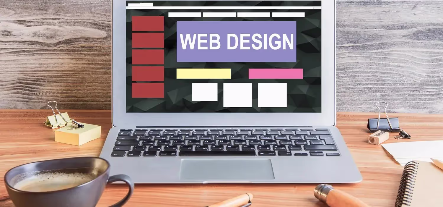 Pc avec une image montrant le design d'un site internet professionnel.