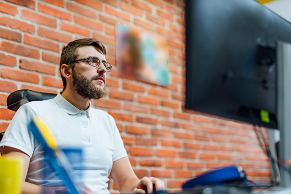 Développeur devant son pc occupé à créer un site internet