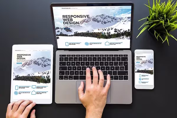 Affichage d'un pc portable, d'une tablette et d'un smartphone montrant le responsive design d'un site.