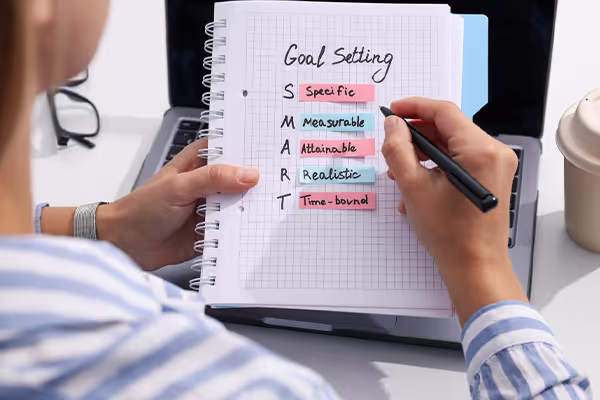 Méthode SMART écrite dans un carnet lors de la planification d’une campagne marketing.