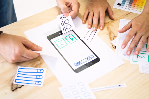 Une équipe de développeur occupée à discuter sur le mobile-first