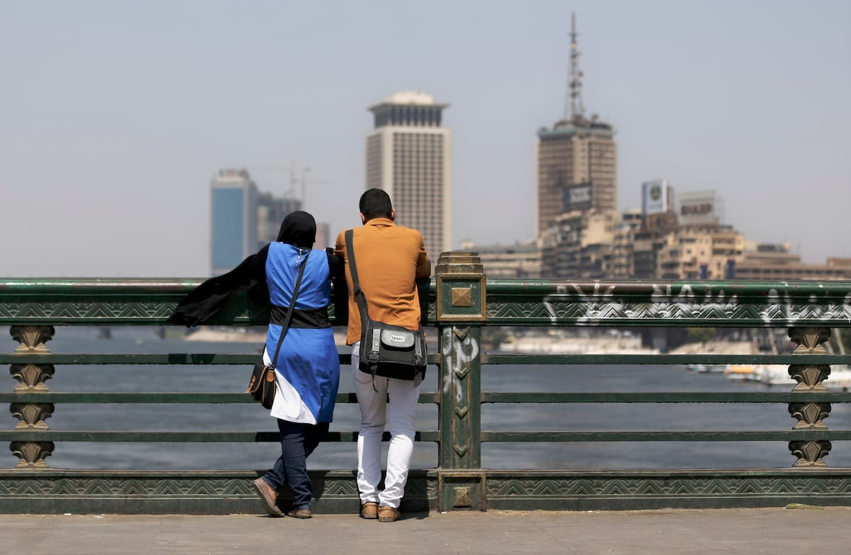 Viven con VIH en Egipto y se casan a través de grupos secretos de Facebook, pero los extorsionadores les acechan: “No tenemos miedo a la enfermedad. Tenemos miedo a la gente”