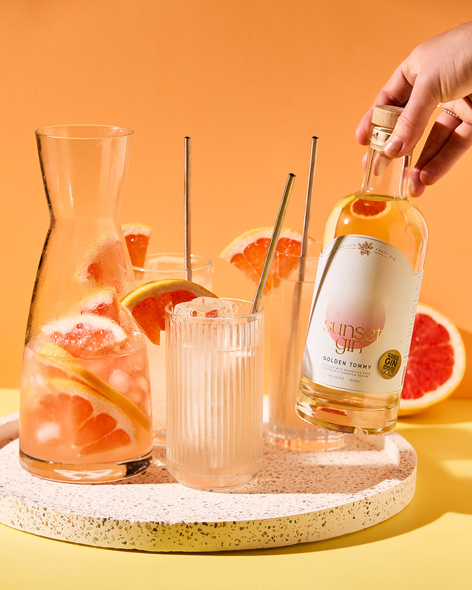 Sunset gin e-commerce photo with drinks