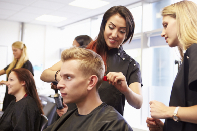 Beauty school students practicing hairstyling, illustrating KIM Report data on professional beauty industry earnings and compensation benchmarks