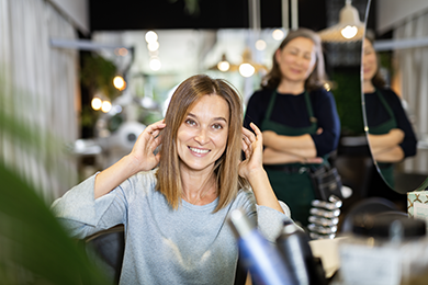 Happy salon client and stylist illustrating Q2 2026 KIM Report salon data for brands