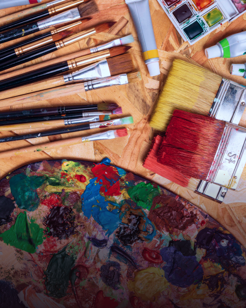 Image of painting materials, brushes, an paint palette.