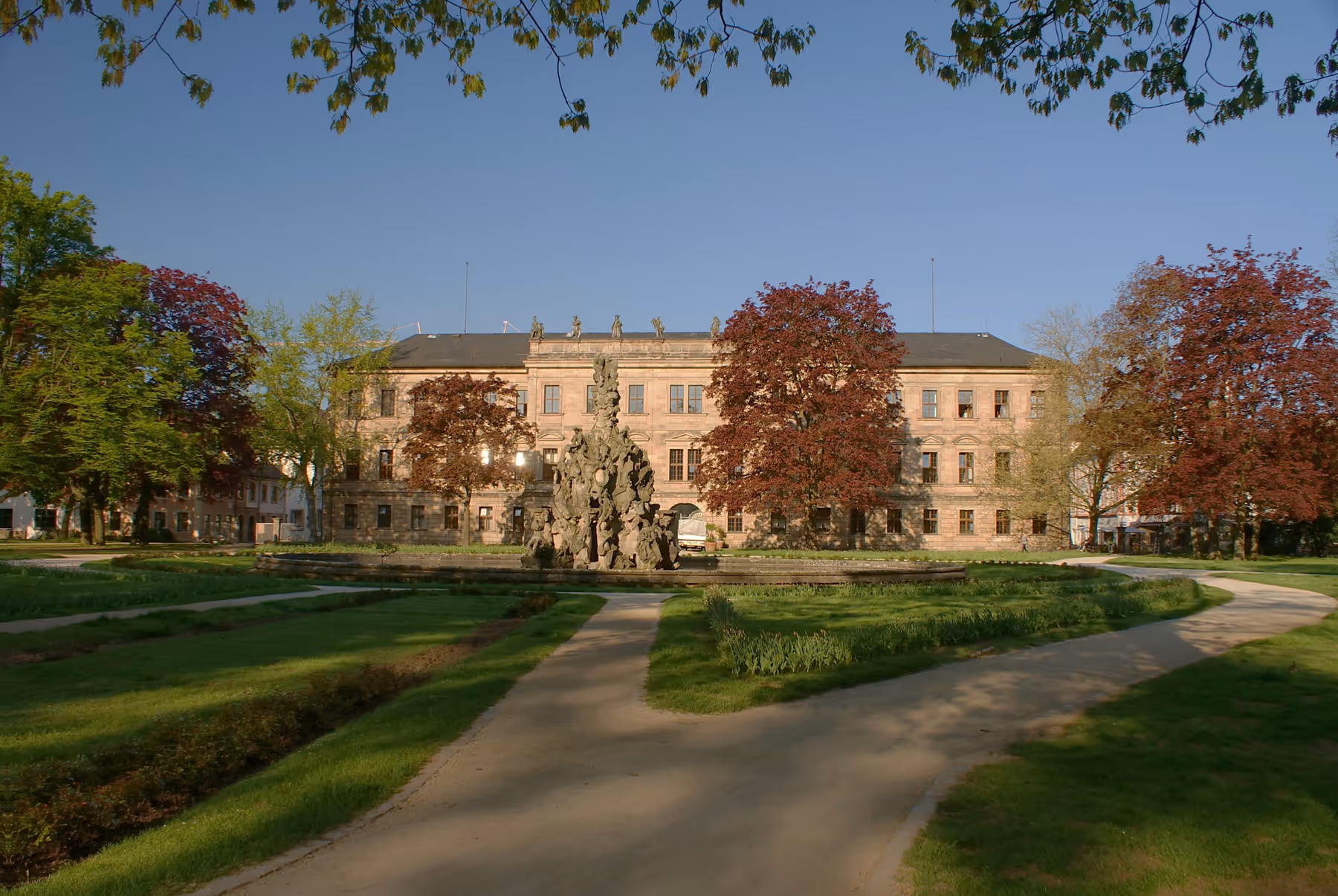 Das Schloss mit seinem Park davor